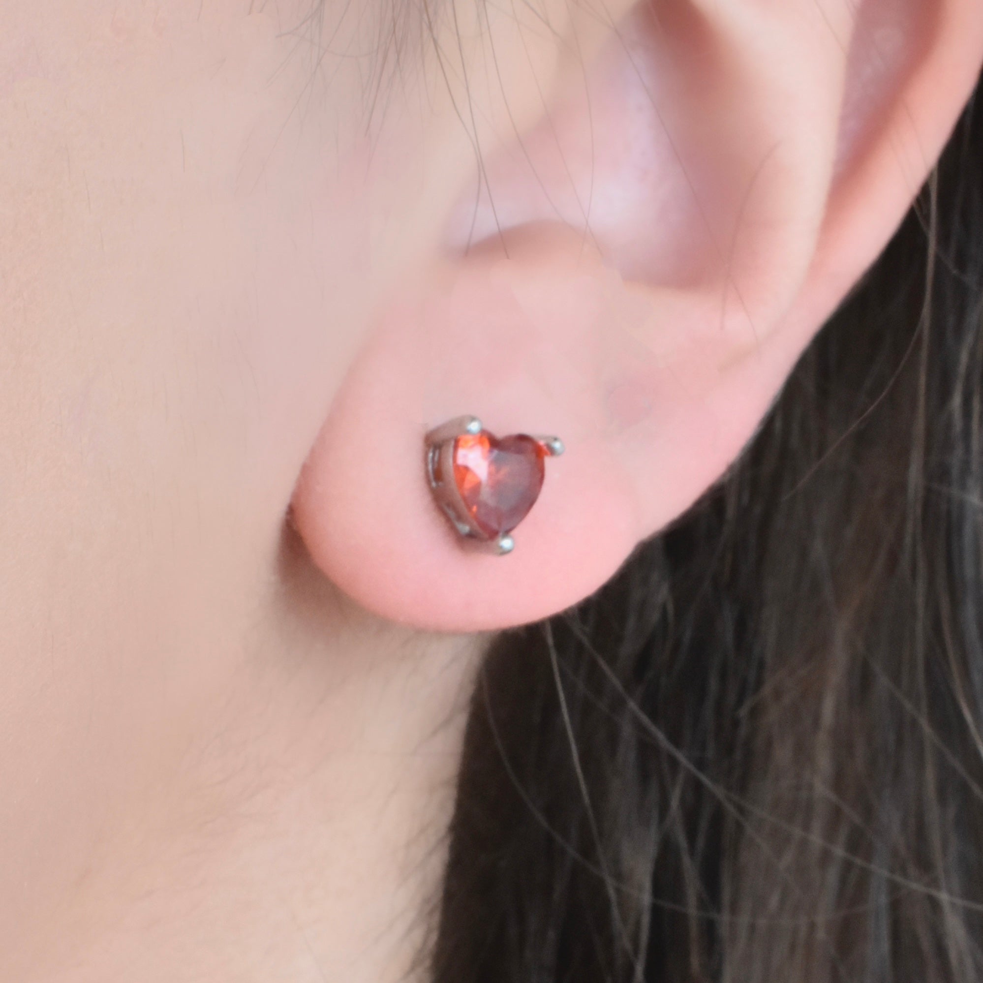 Arete corazón circonia roja