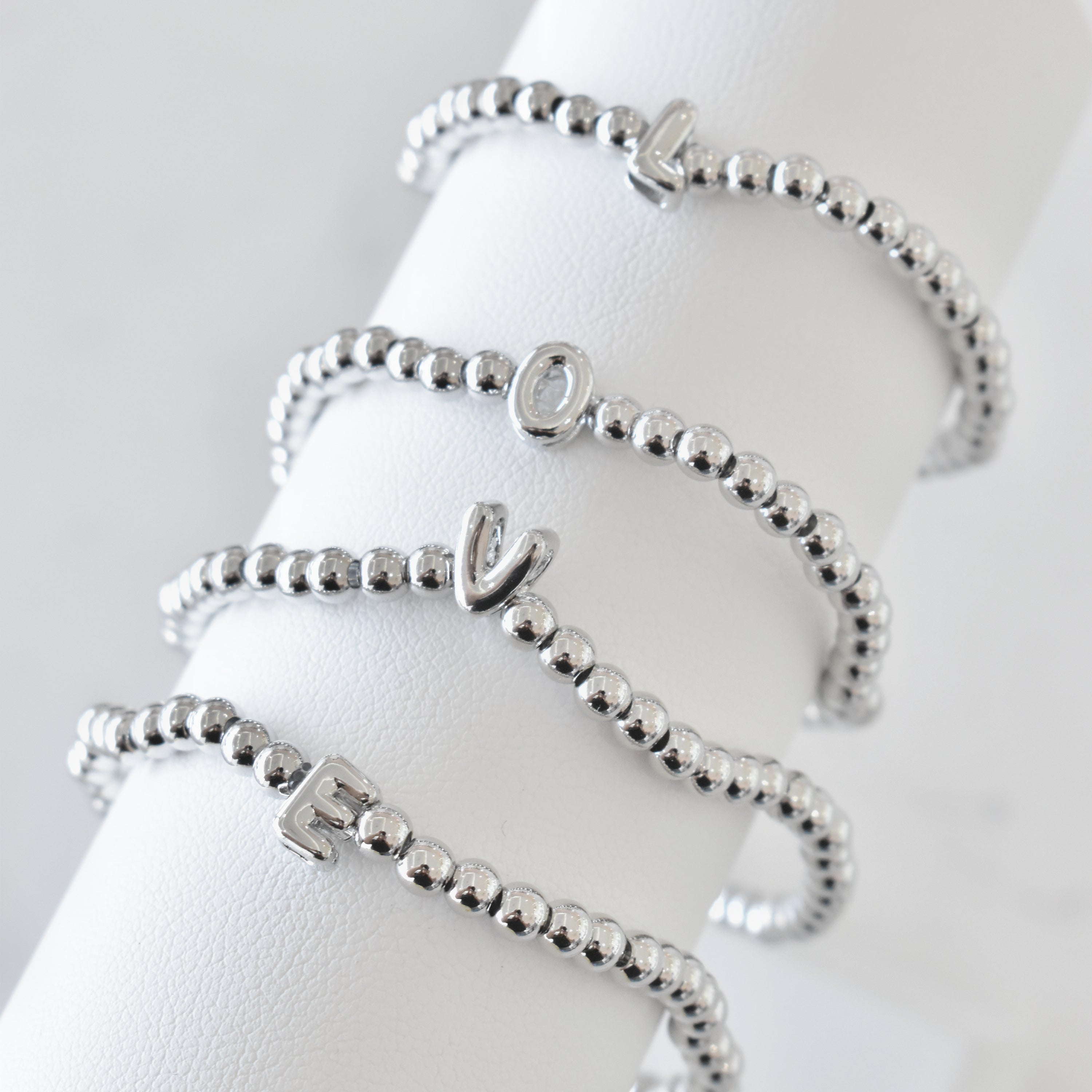 Pulsera inicial plateada