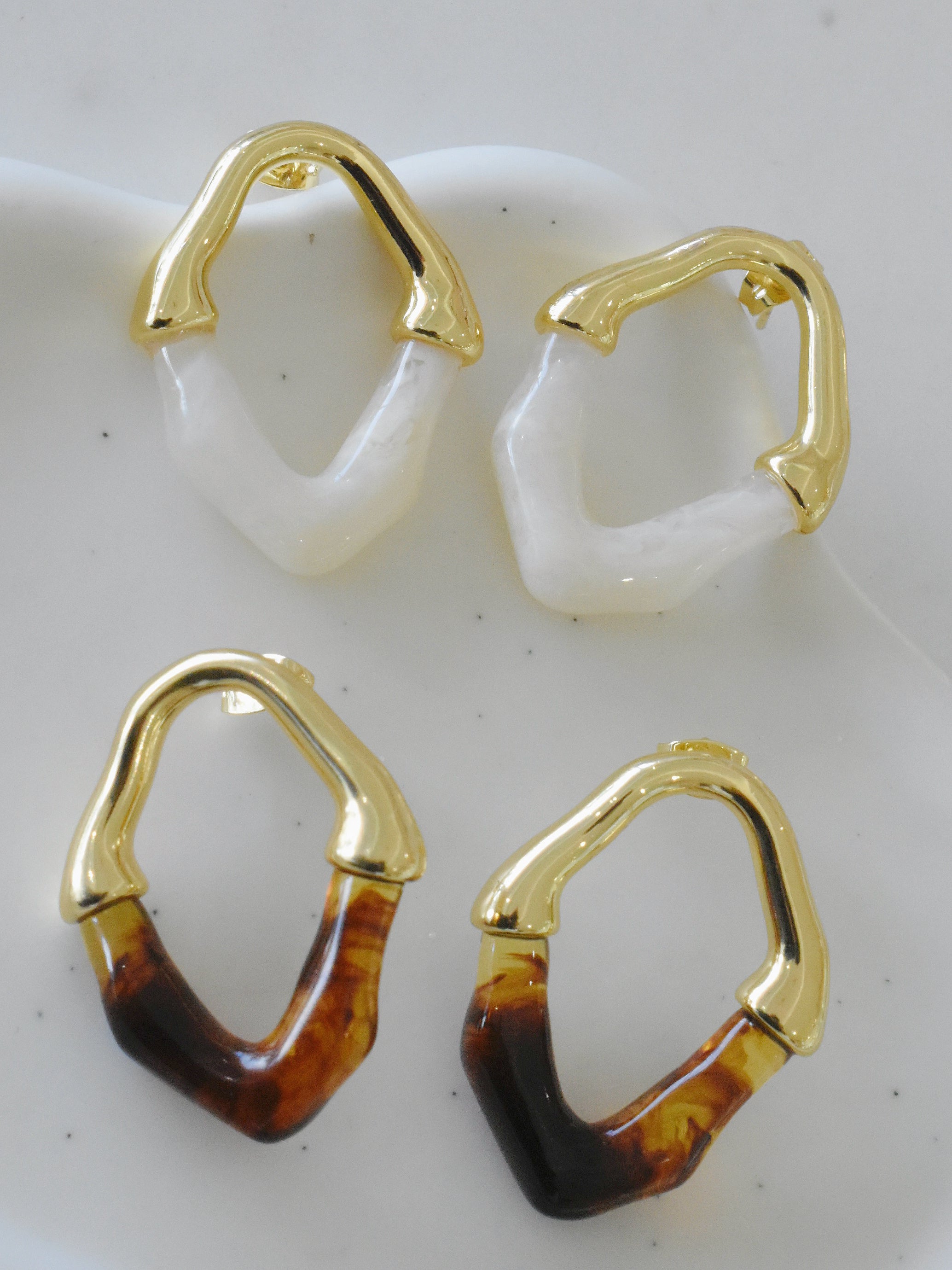 Aretes rombo resina (café o blanco)