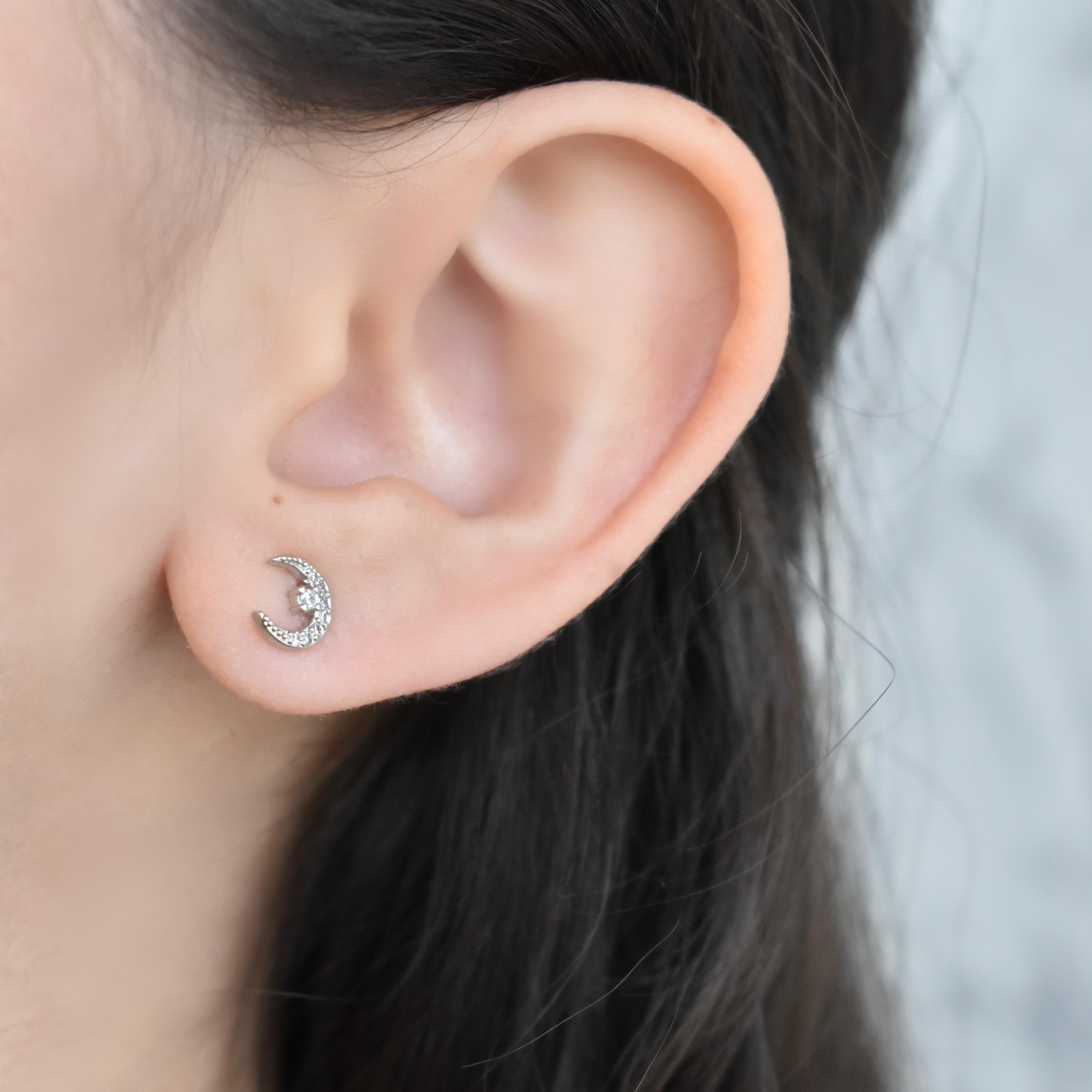 Arete piercing luna plateada con circonia