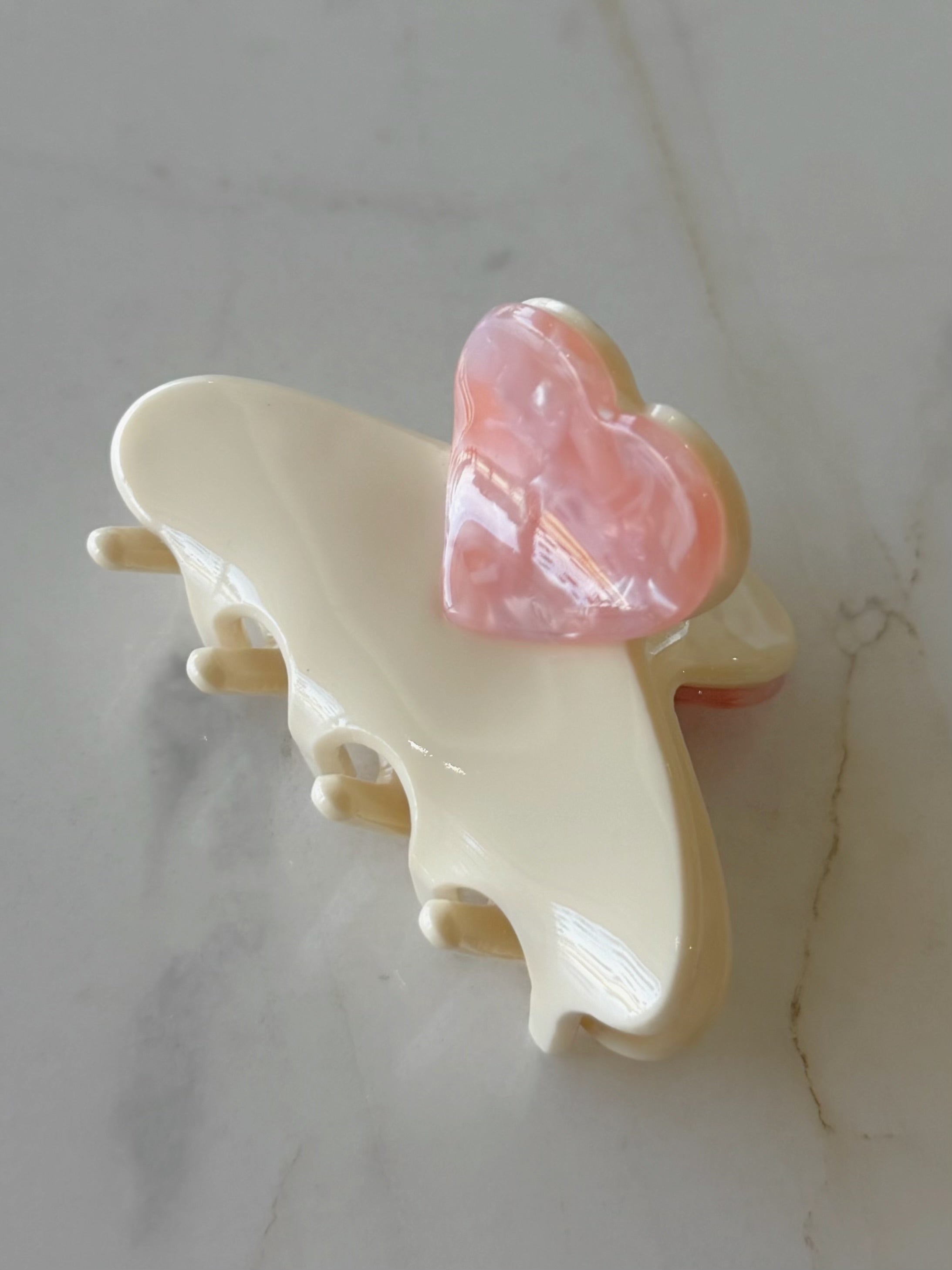 Pinza mini beige corazón rosa