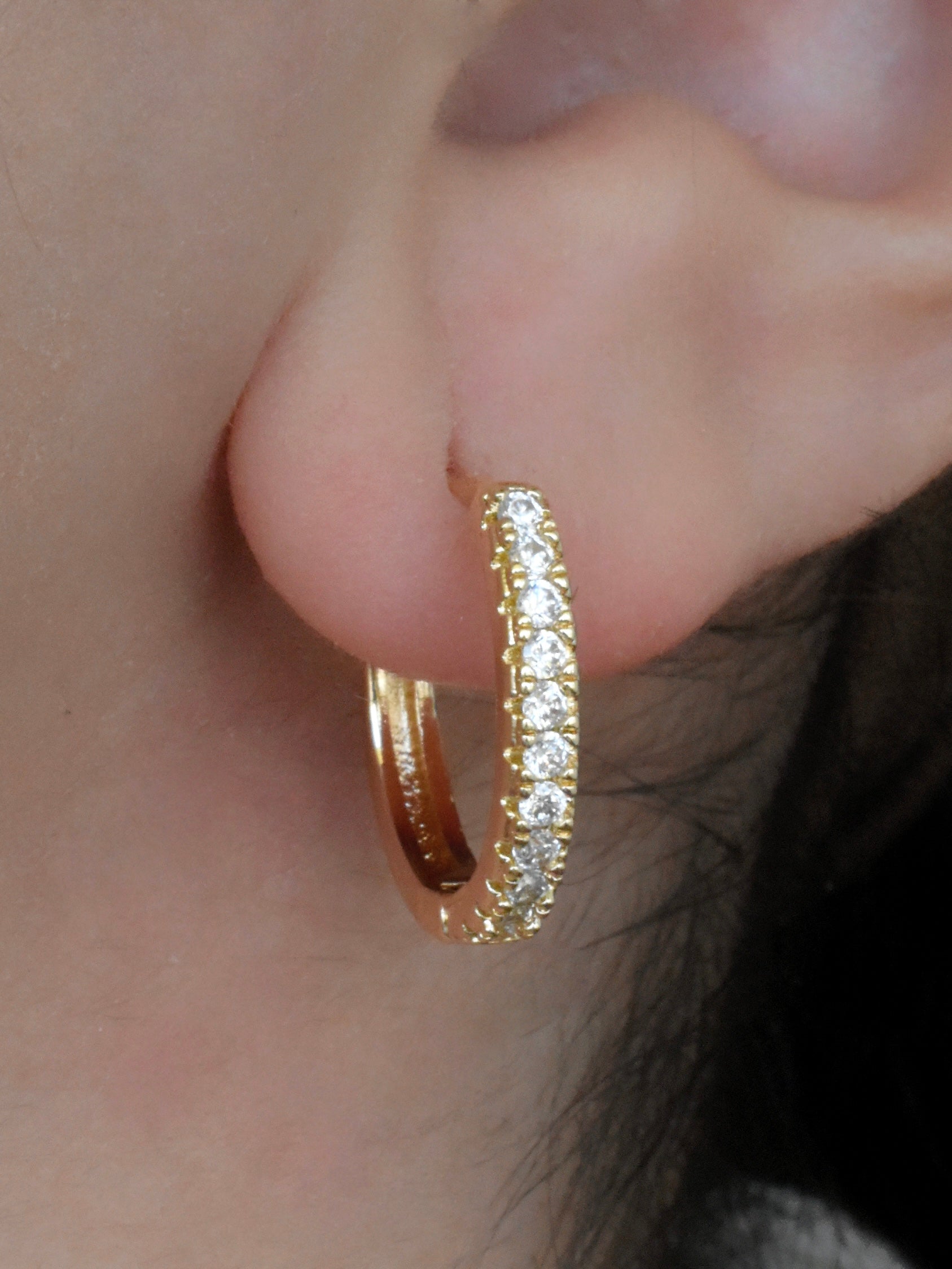 Aretes huggie circonias