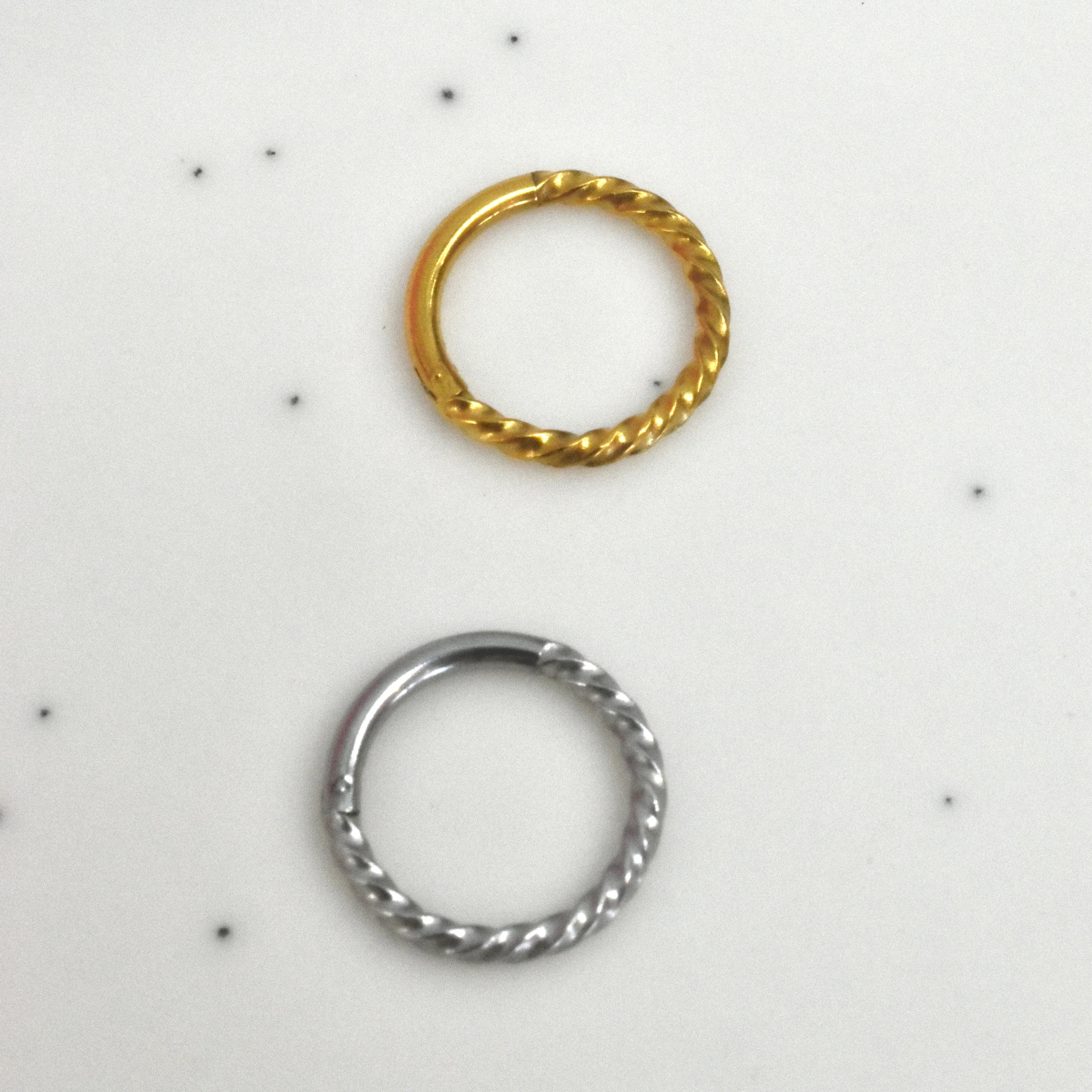 Arete piercing mini arracada (dorado y plateado)