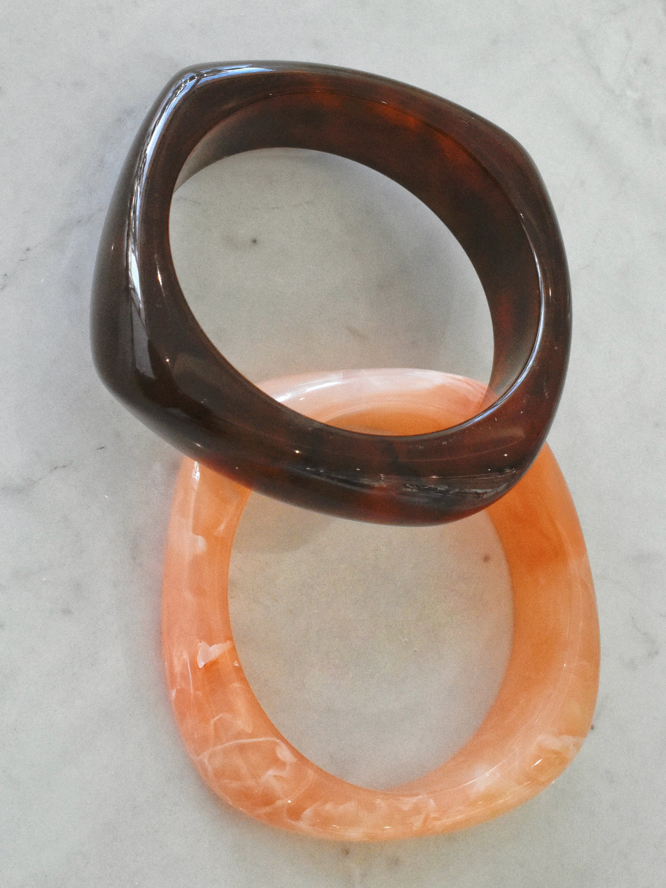 Brazalete cuadrado resina (café o naranja)