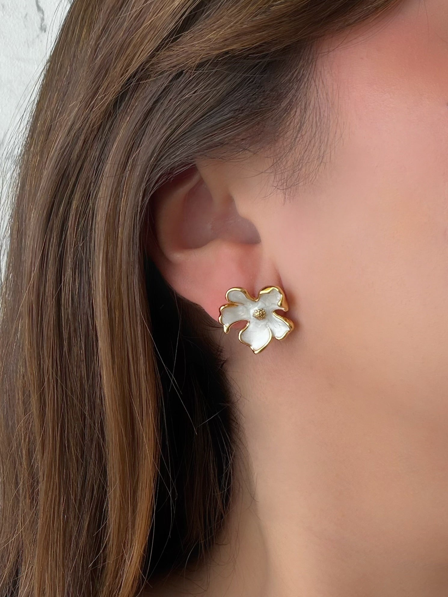 Arete flor 5 pétalos blancos