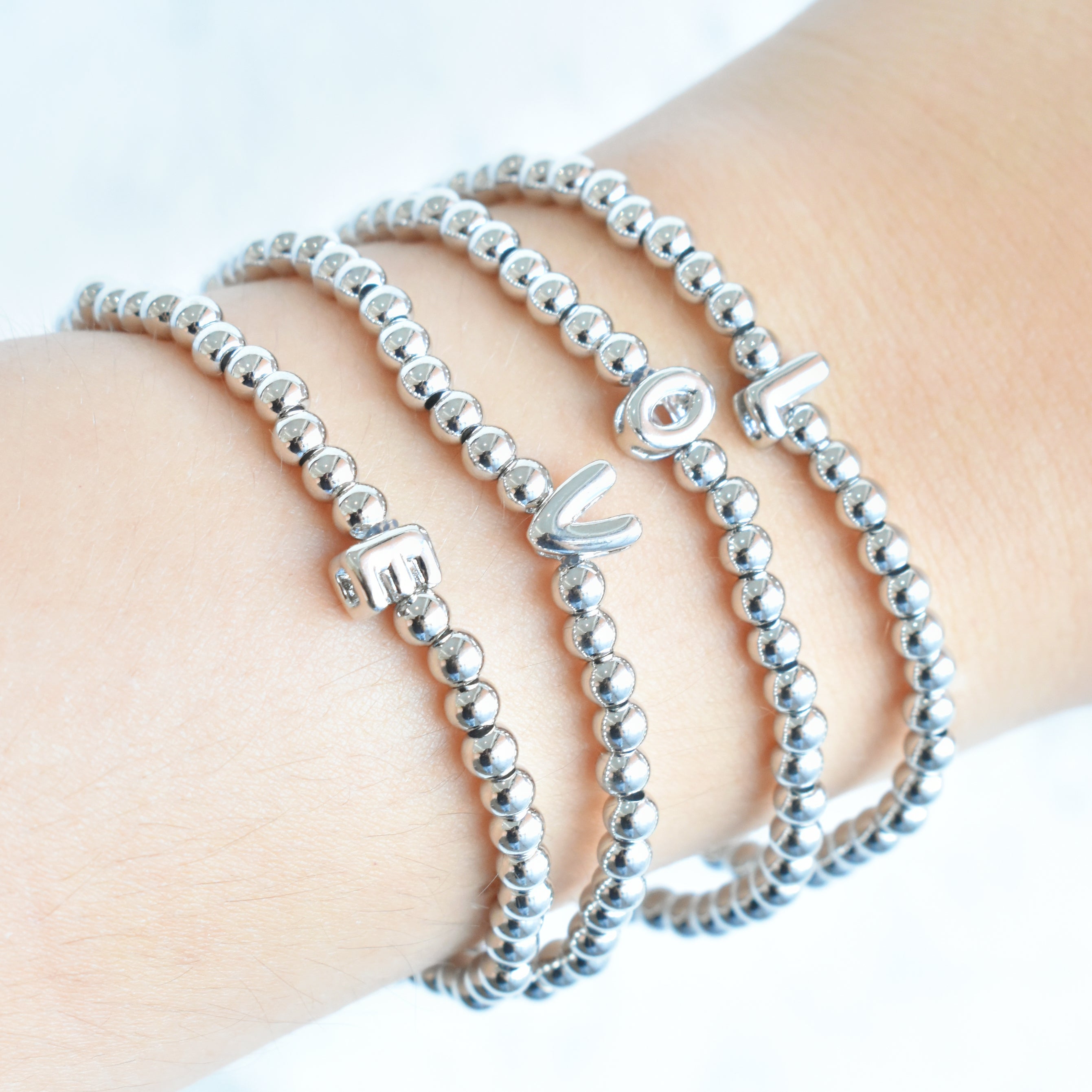 Pulsera inicial plateada