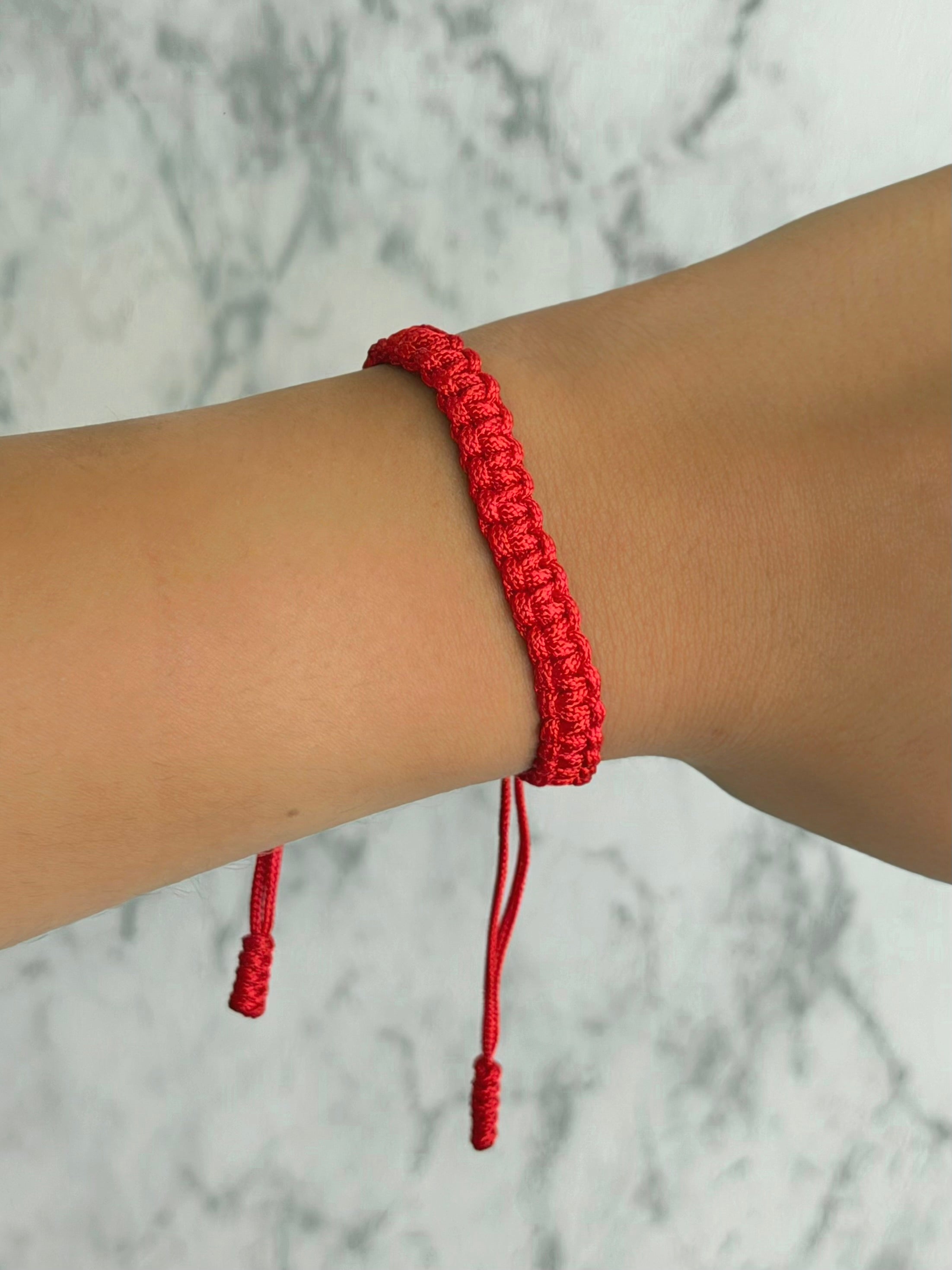 Pulsera hilo rojo tejida
