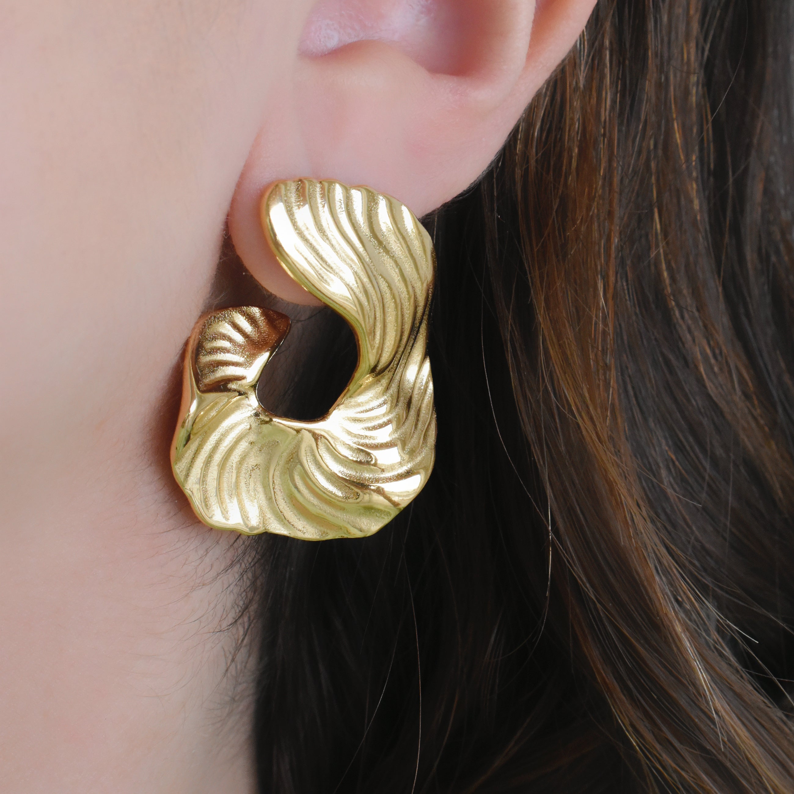 Aretes olas con líneas (dorado o plateado)