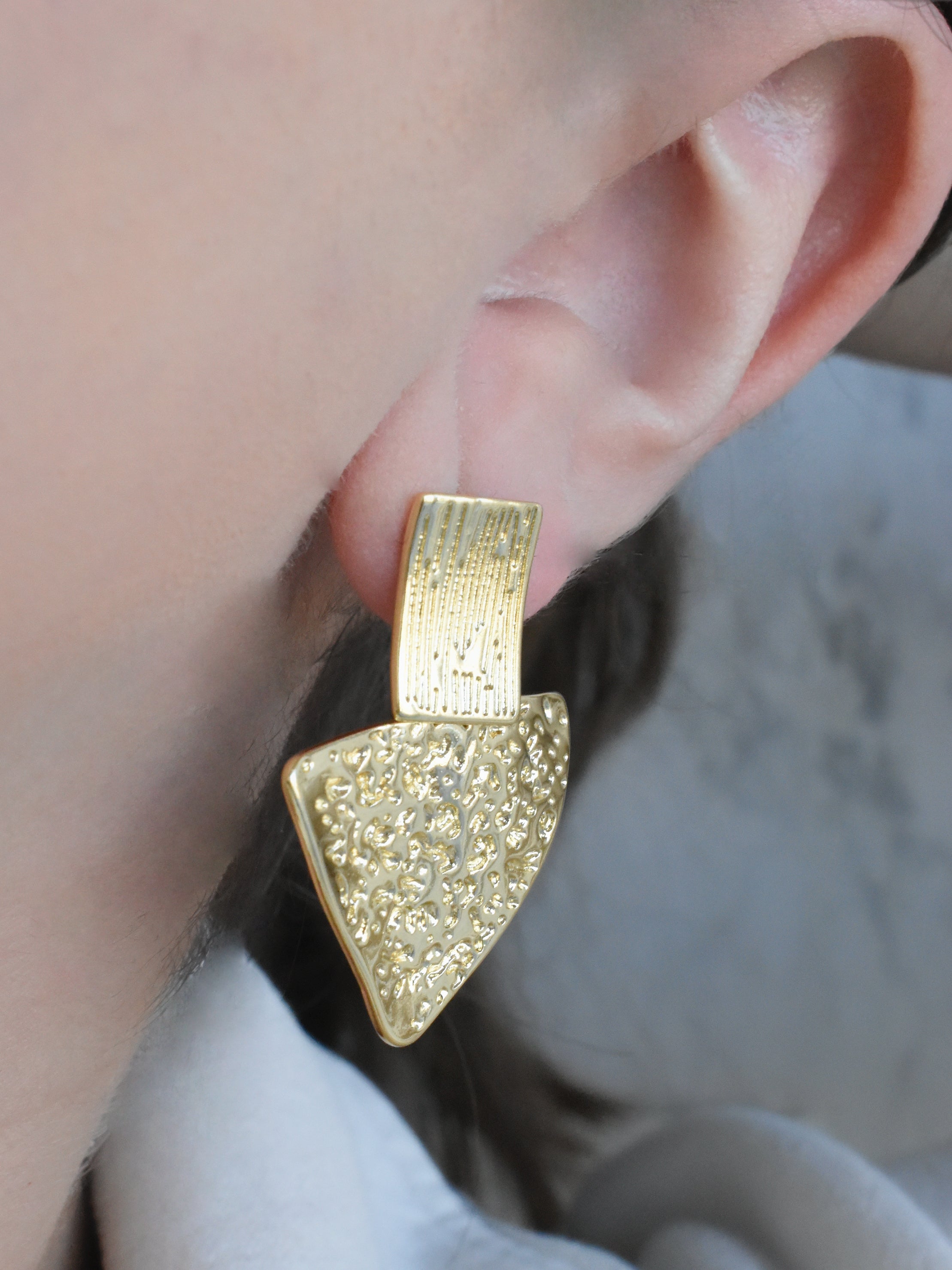 Aretes flecha con textura