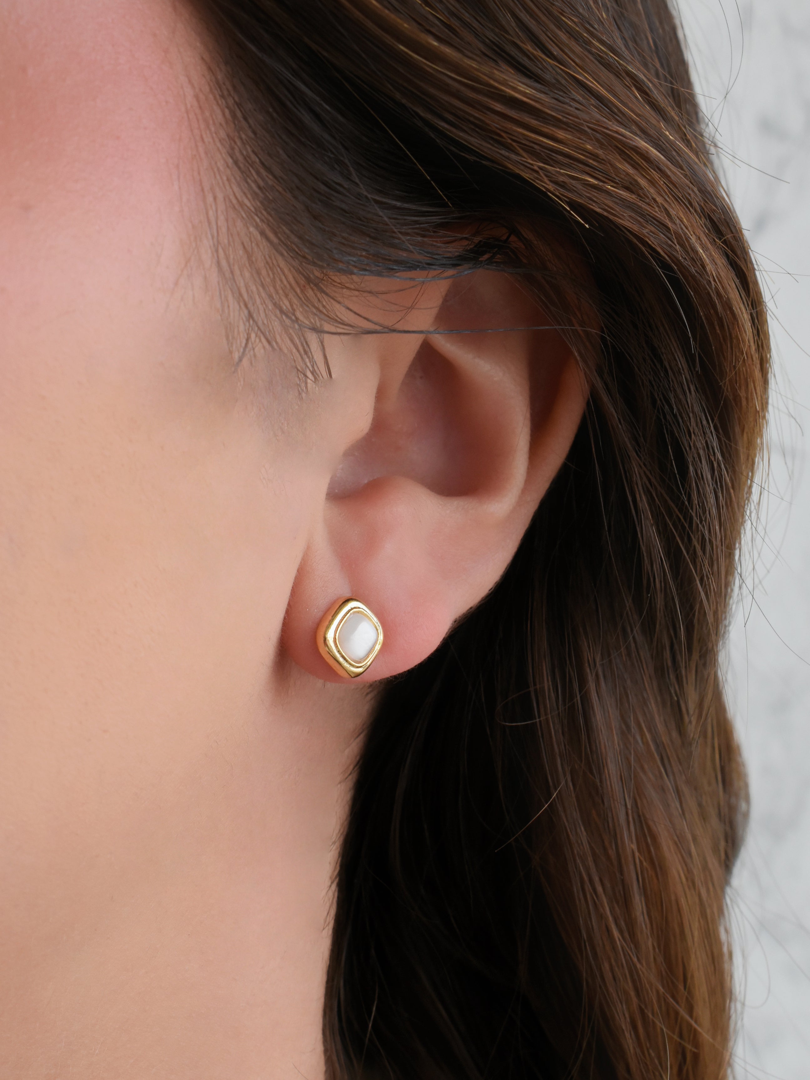 Aretes cuadrito blanco