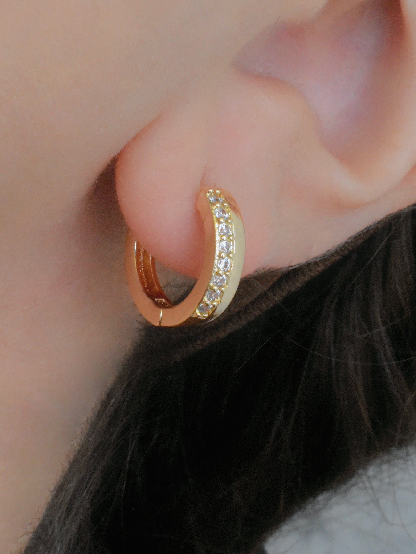 Aretes huggie diseño liso y circonias