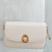 Bolsa de hombro broche herradura (blanca o beige)