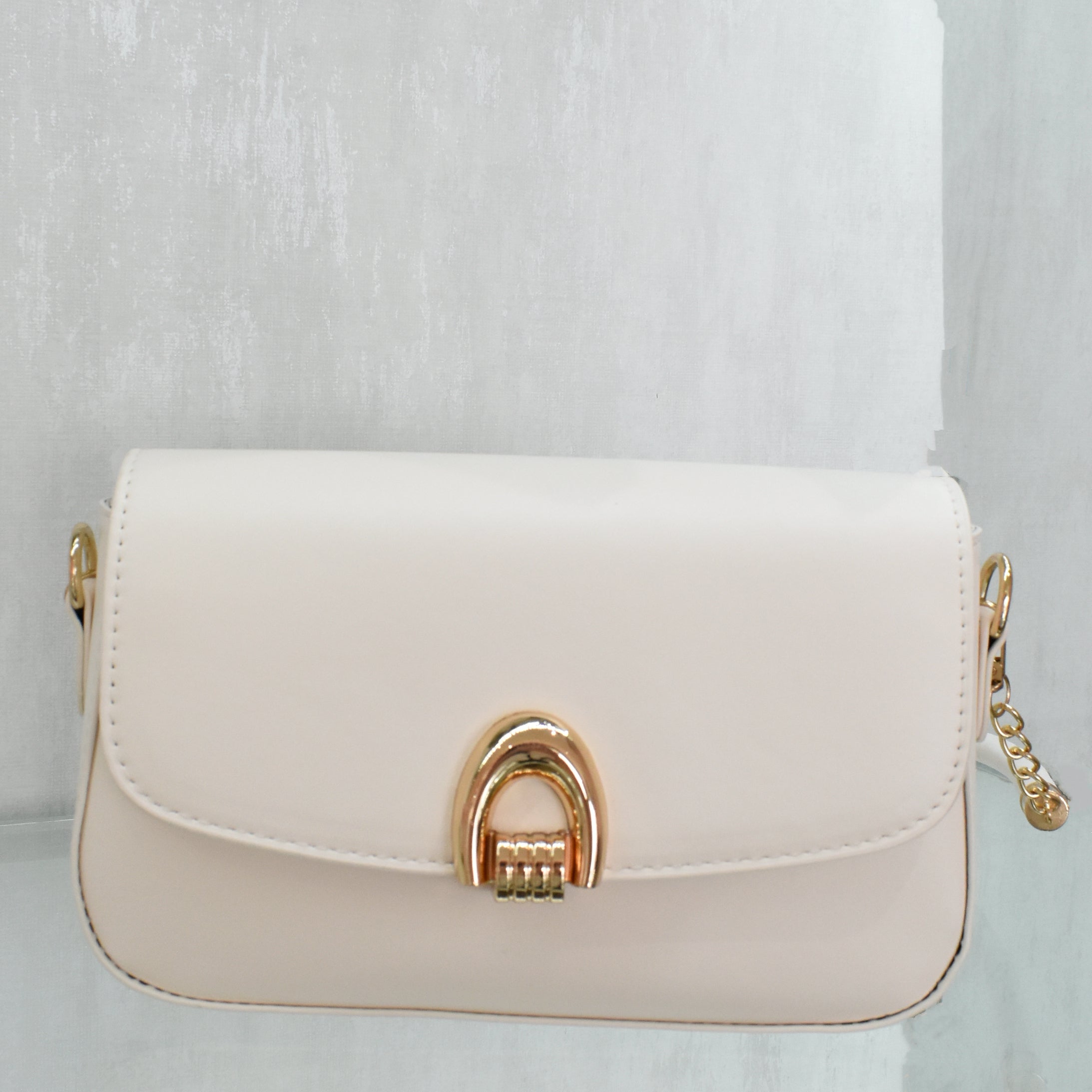 Bolsa de hombro broche herradura (blanca o beige)