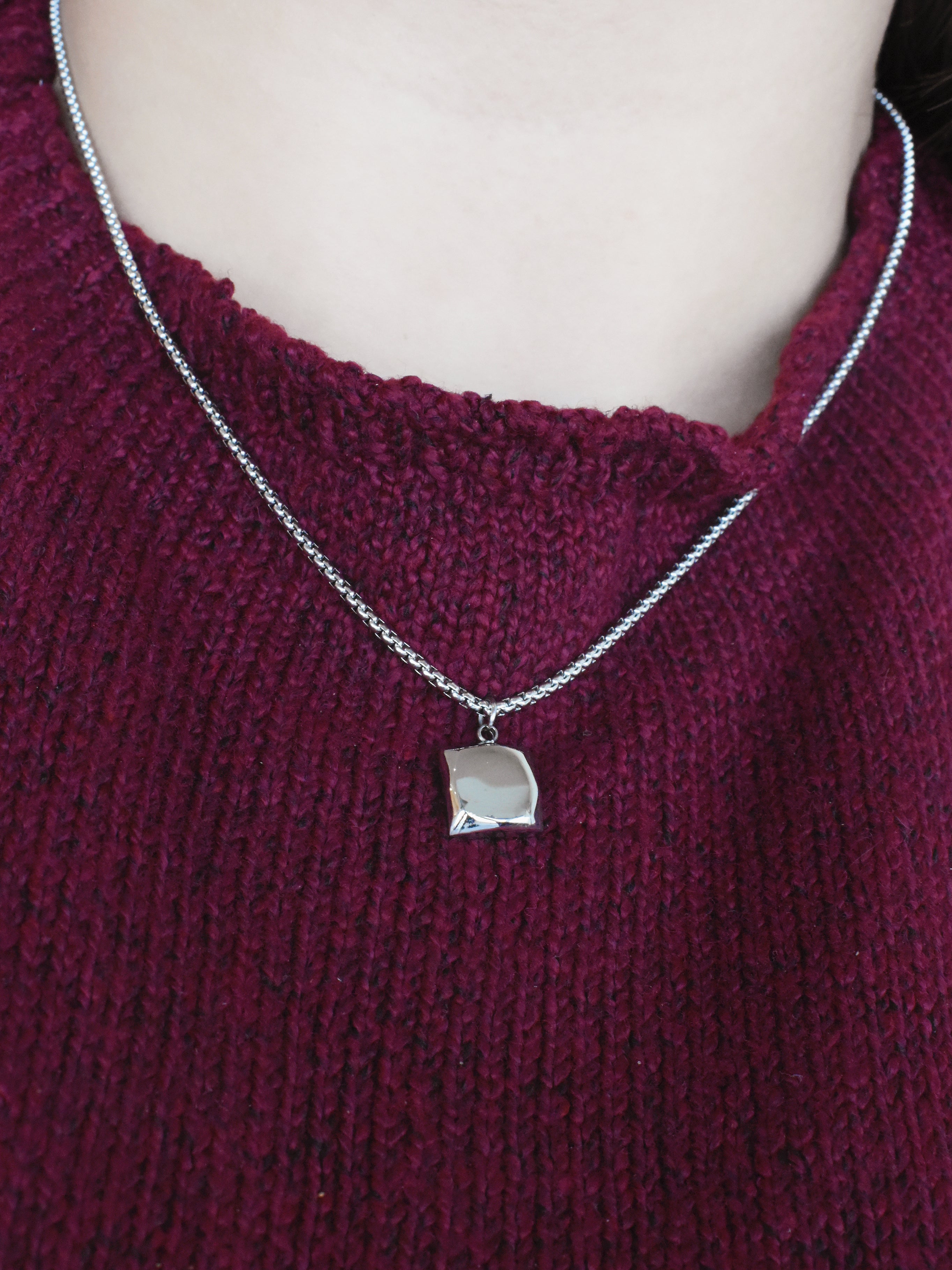 Gargantilla cuadrado liso