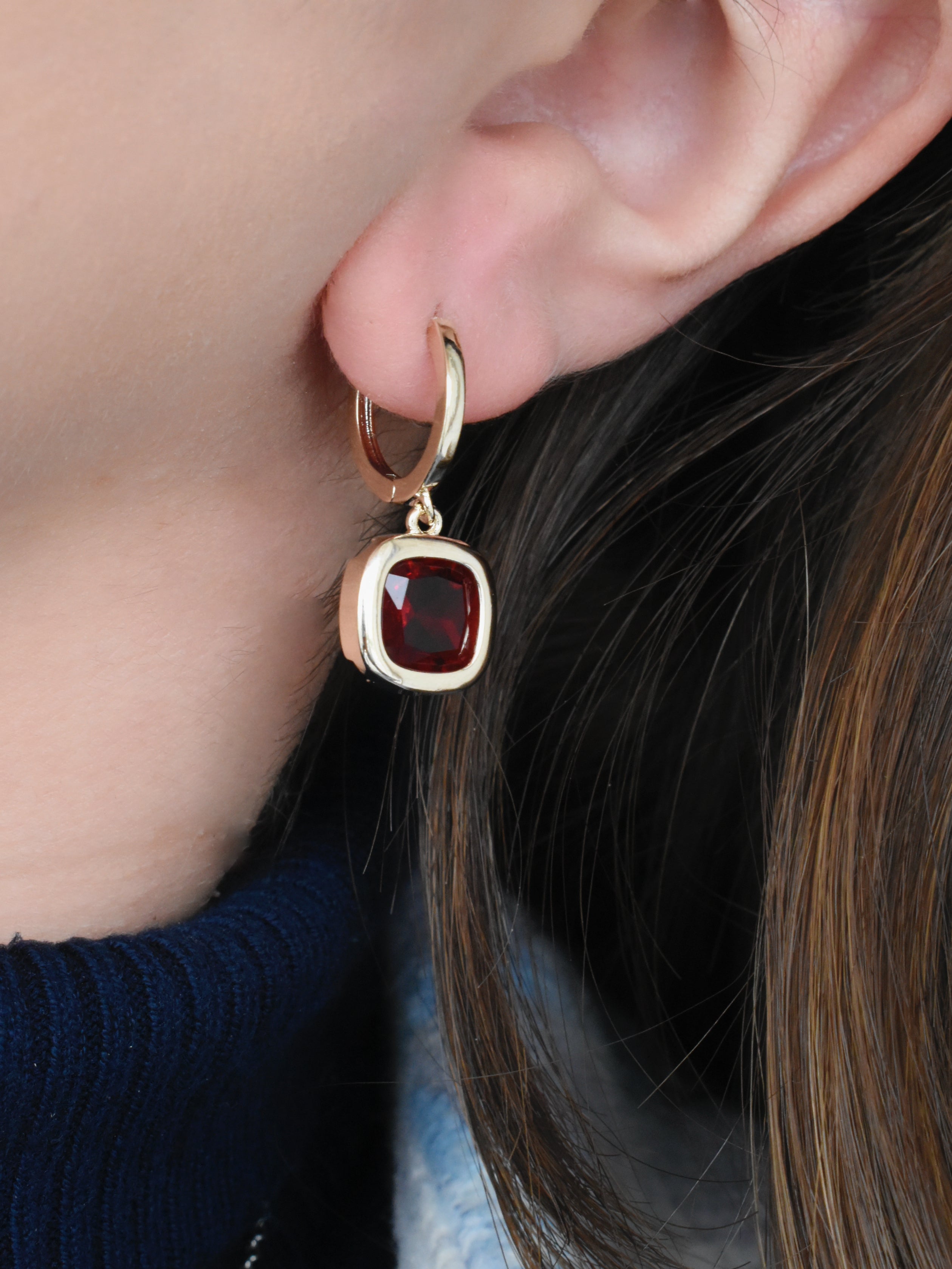 Aretes huggies colores (morada. roja, verde)