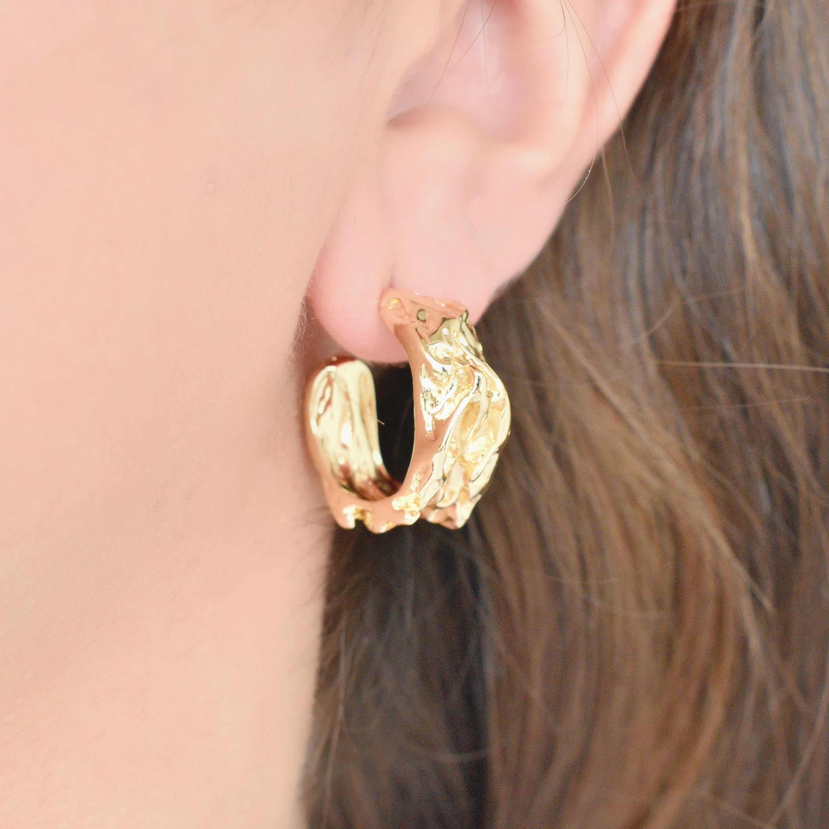 Arete hoop arrugado (dorado y plateado)