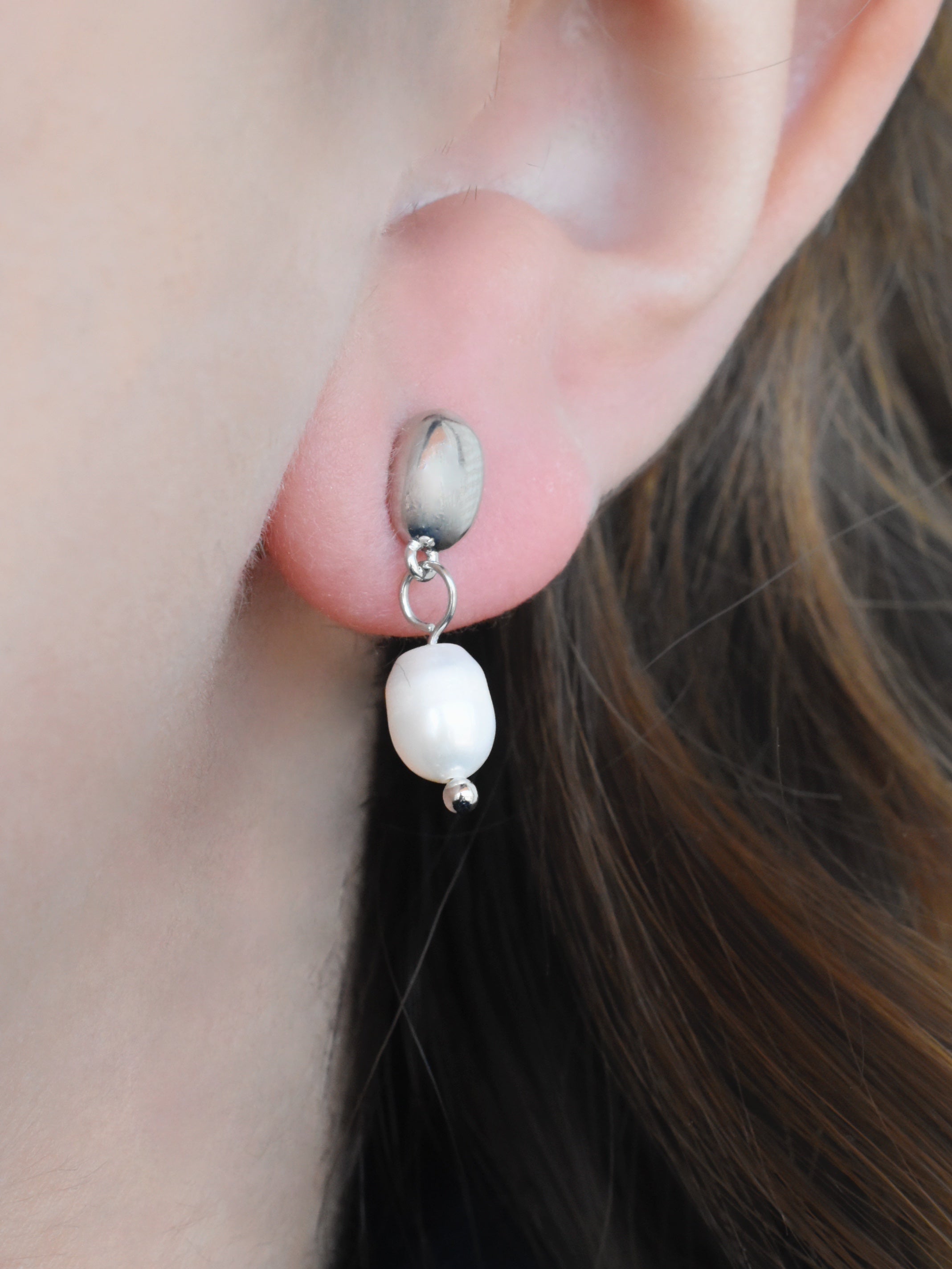 Aretes broquel óvalo plateado y perlita
