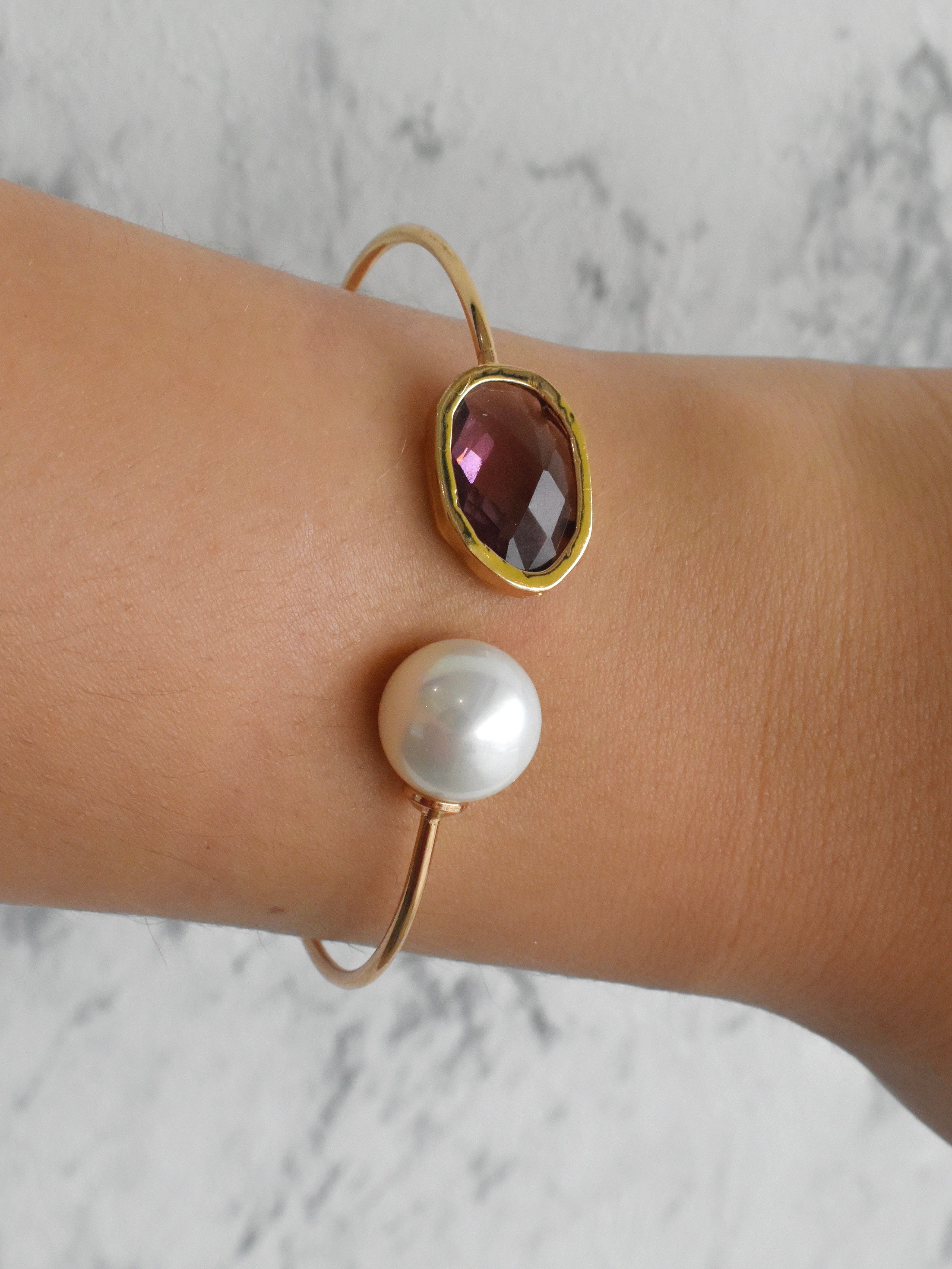 Brazalete perla y piedra irregular (rosa, morada, negra)