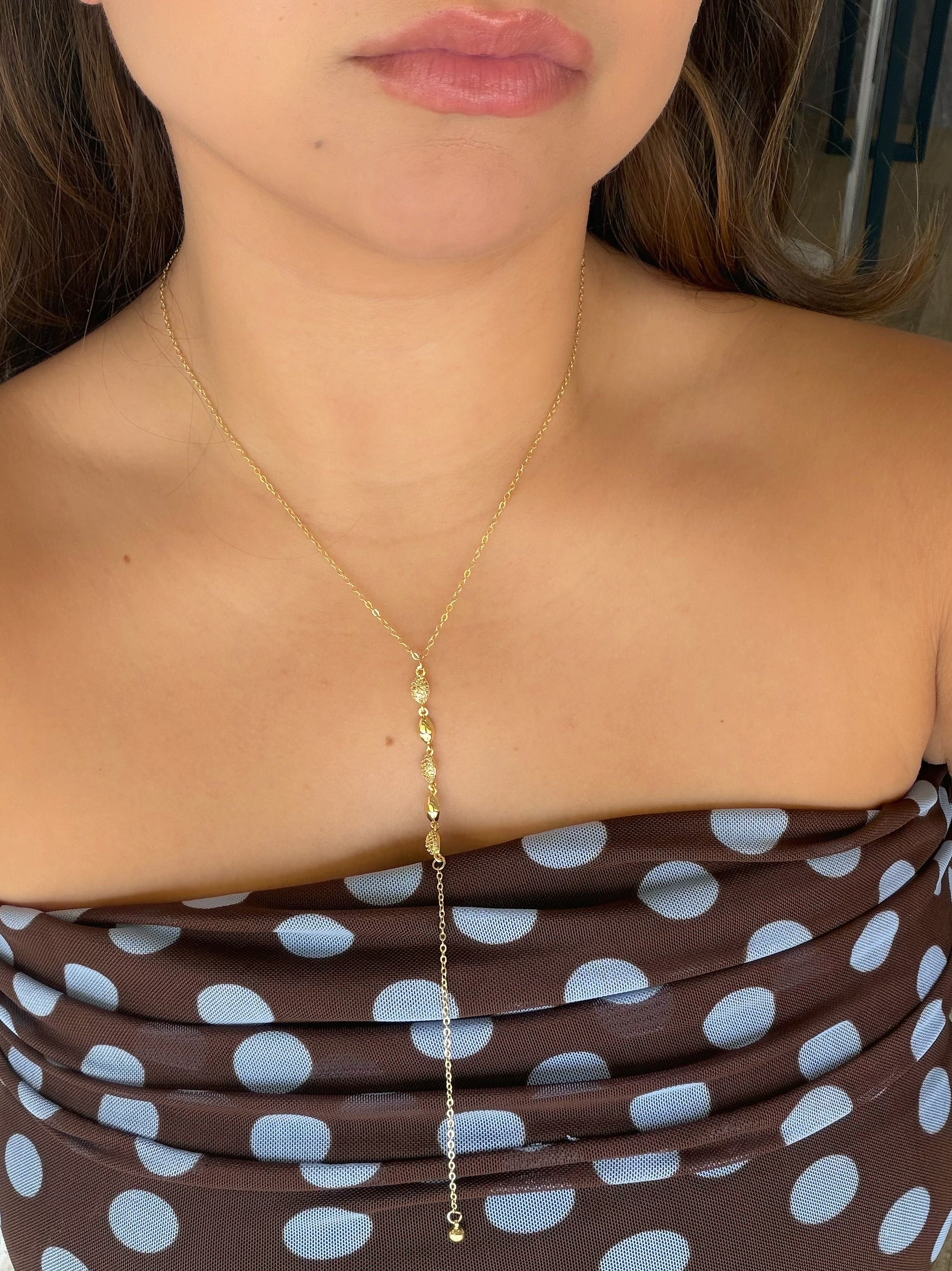 Collar corbatero gotitas