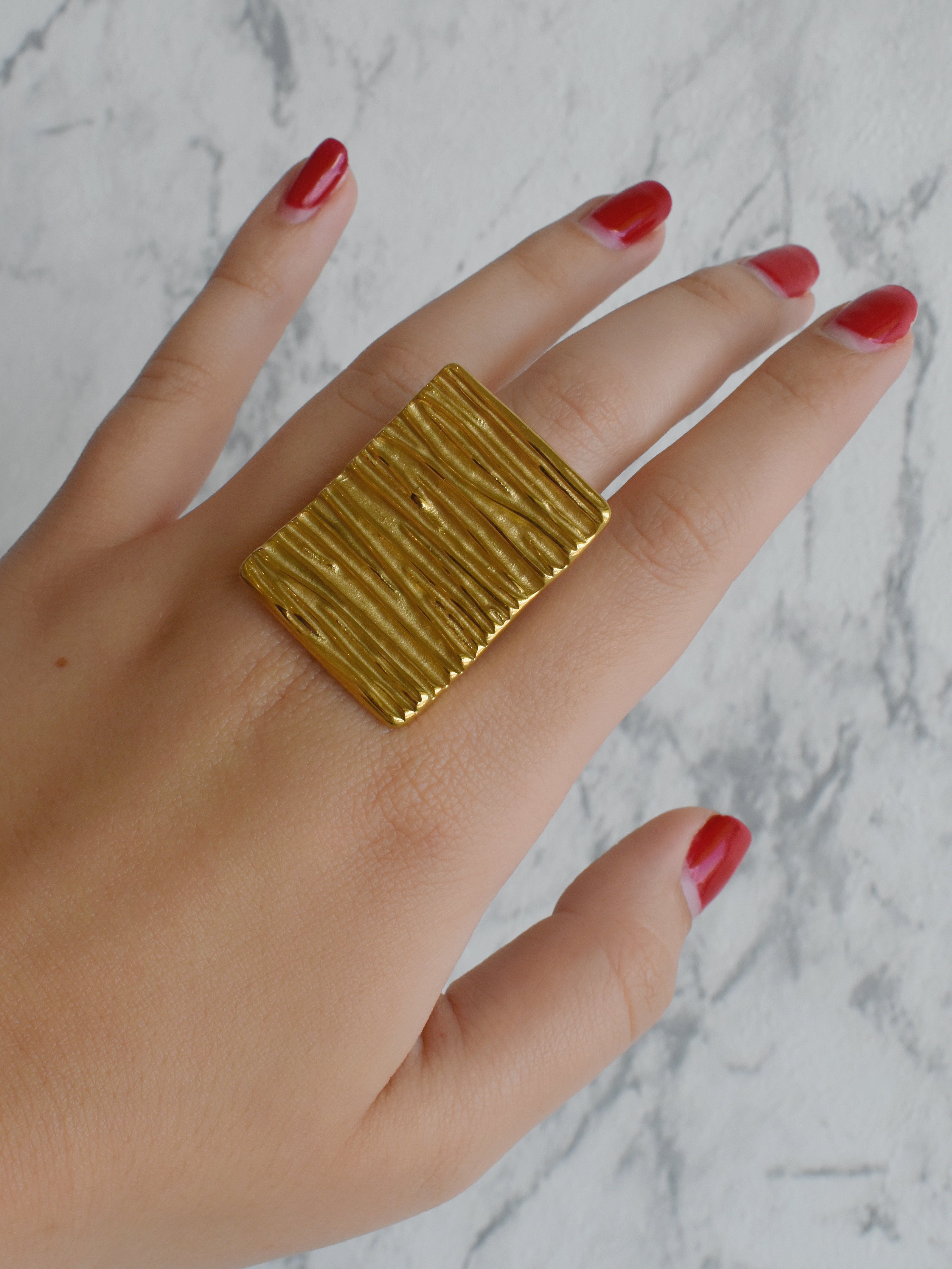 Anillo rectángulo jumbo dorado (tallas)