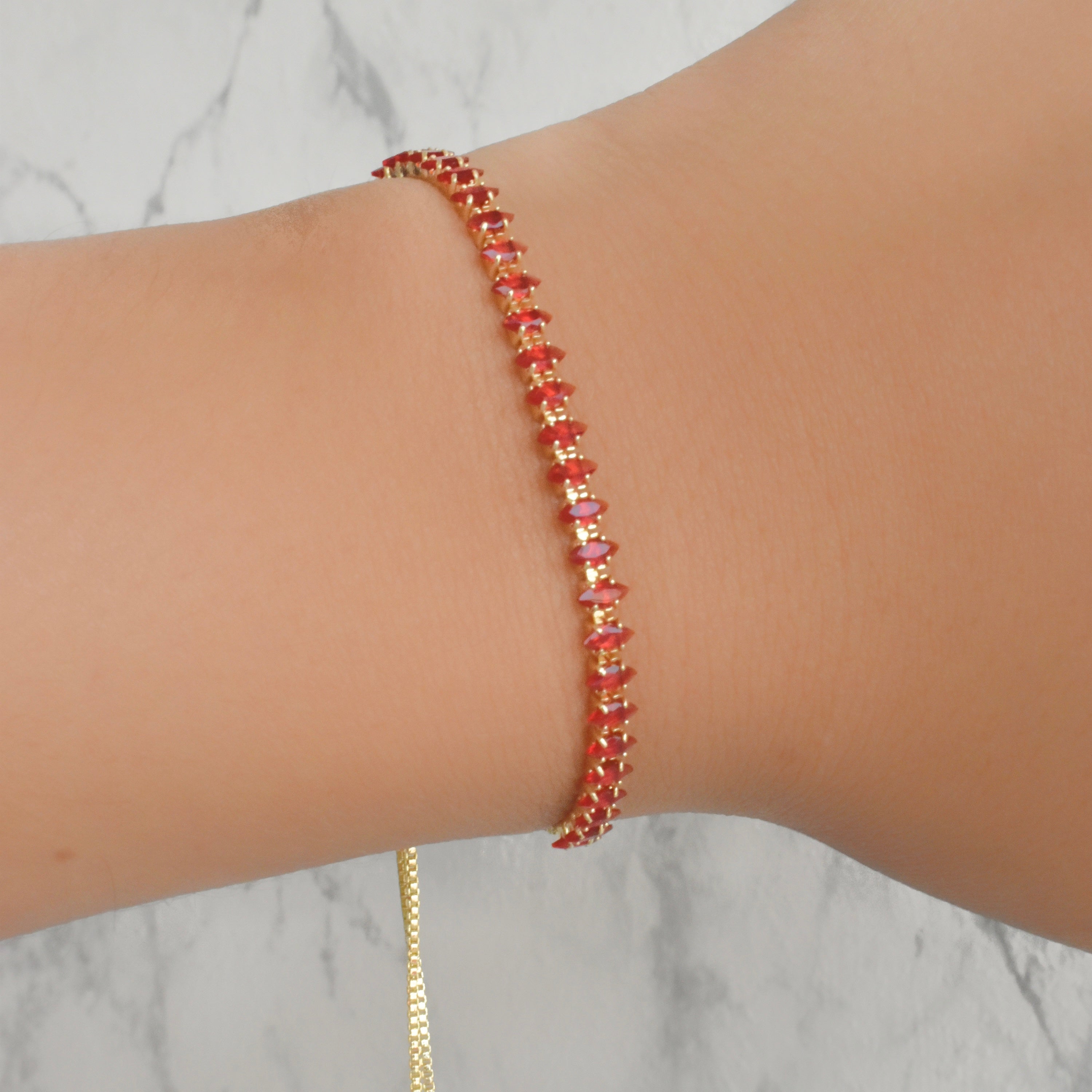 Pulsera circonias hojiitas roja (plateada y dorada)