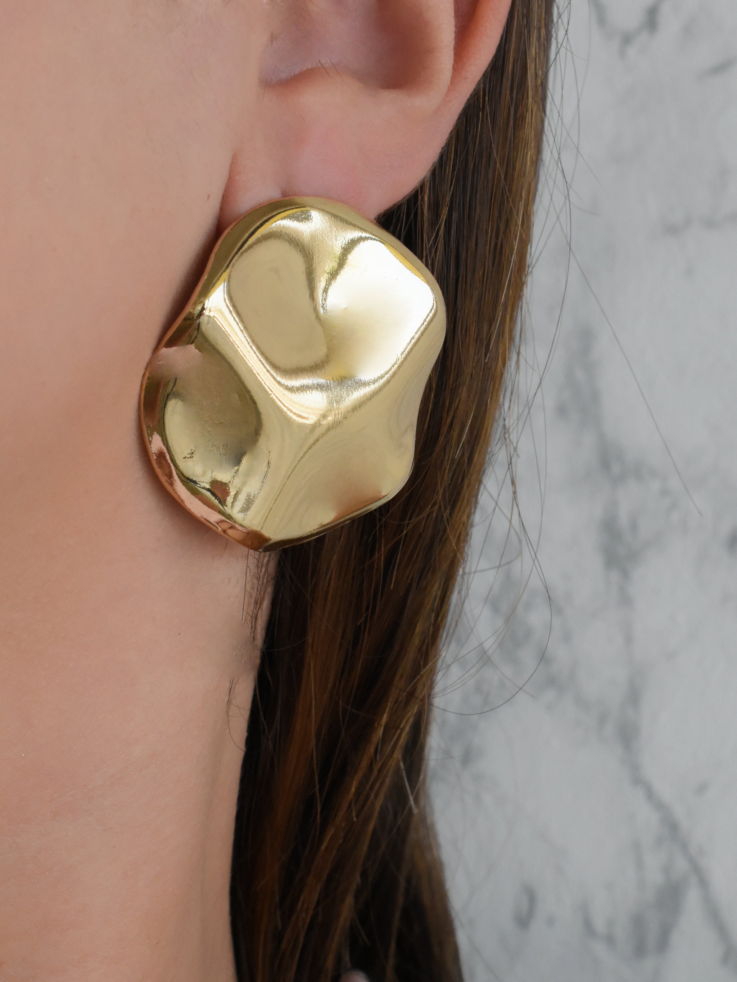 Aretes jumbo círculo ondulado