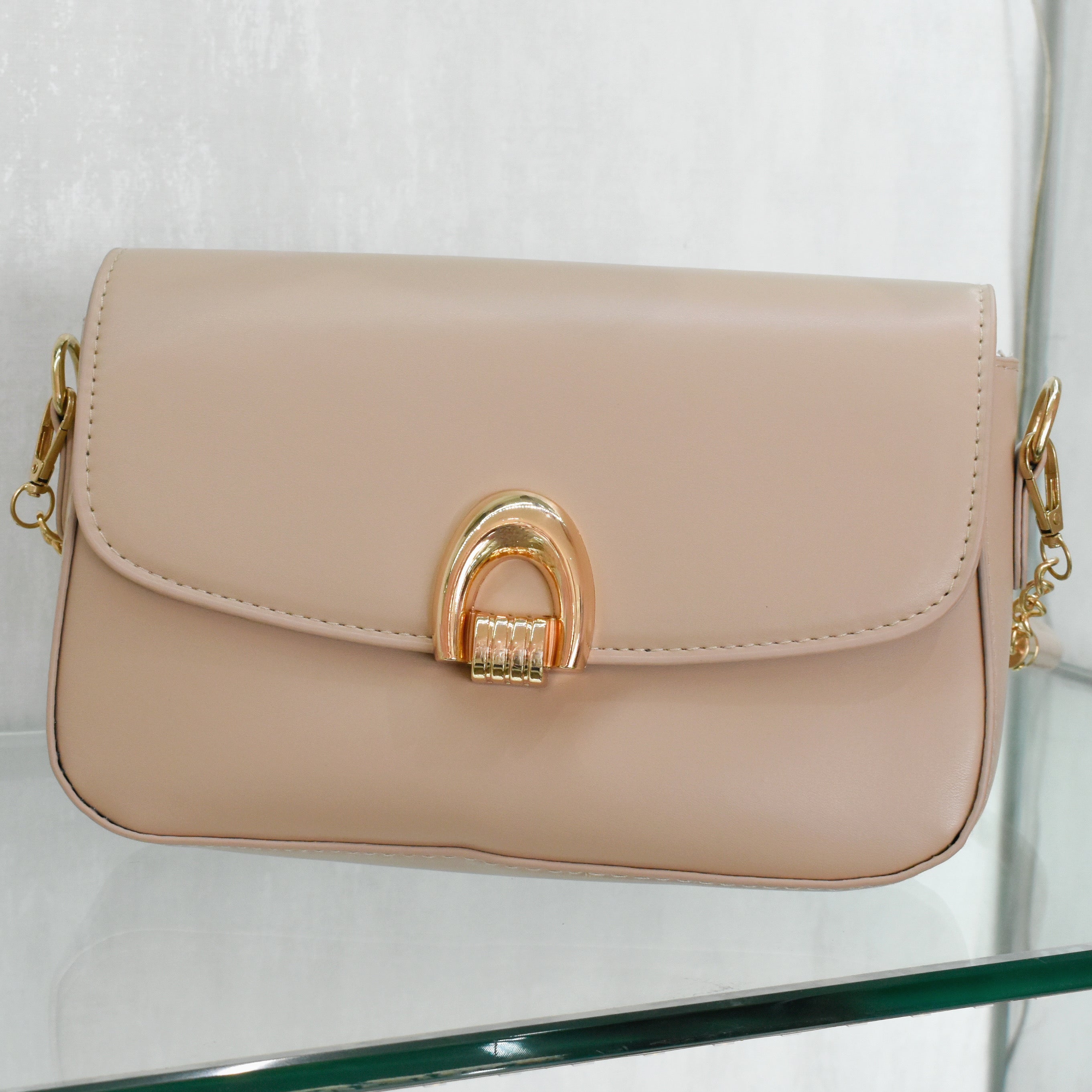 Bolsa de hombro broche herradura (blanca o beige)
