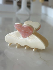 Pinza mini beige corazón rosa