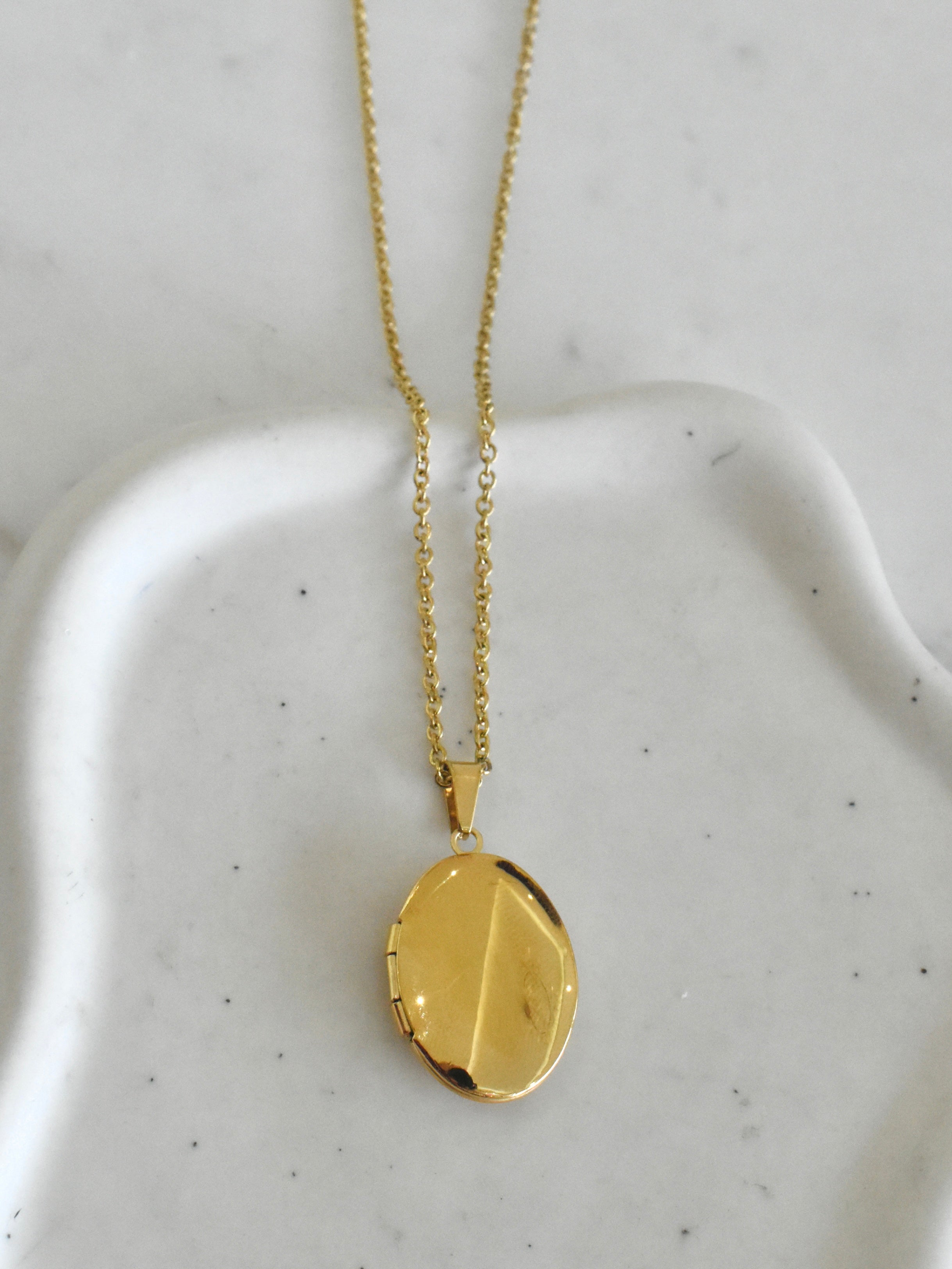 Gargantilla relicario ovalado