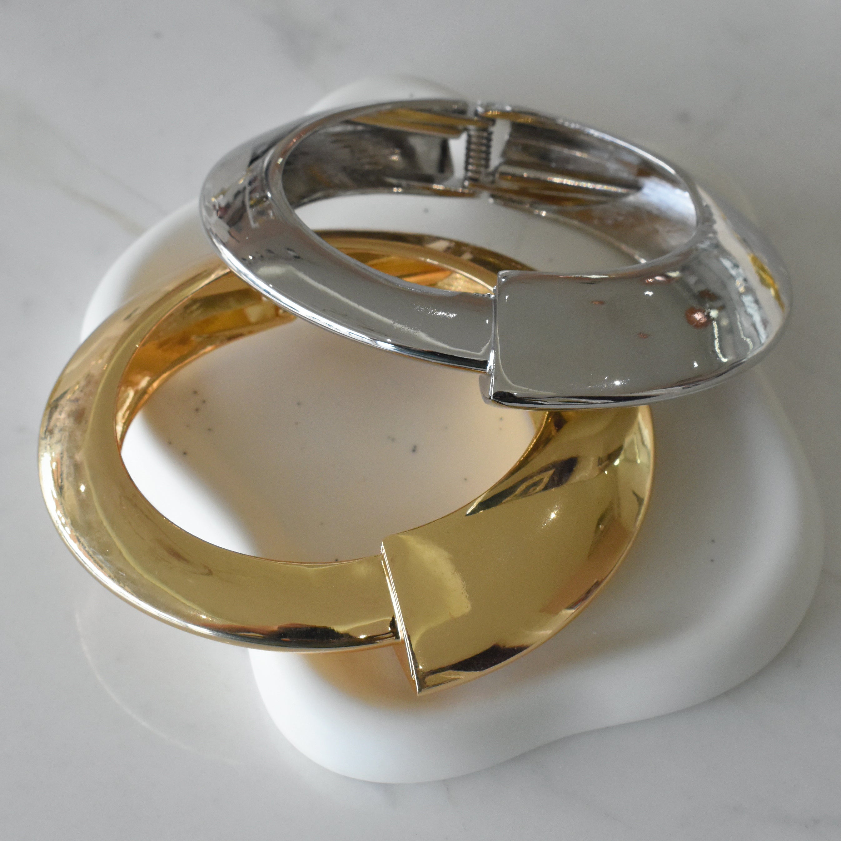 Brazalete irregular (dorado o plateado)