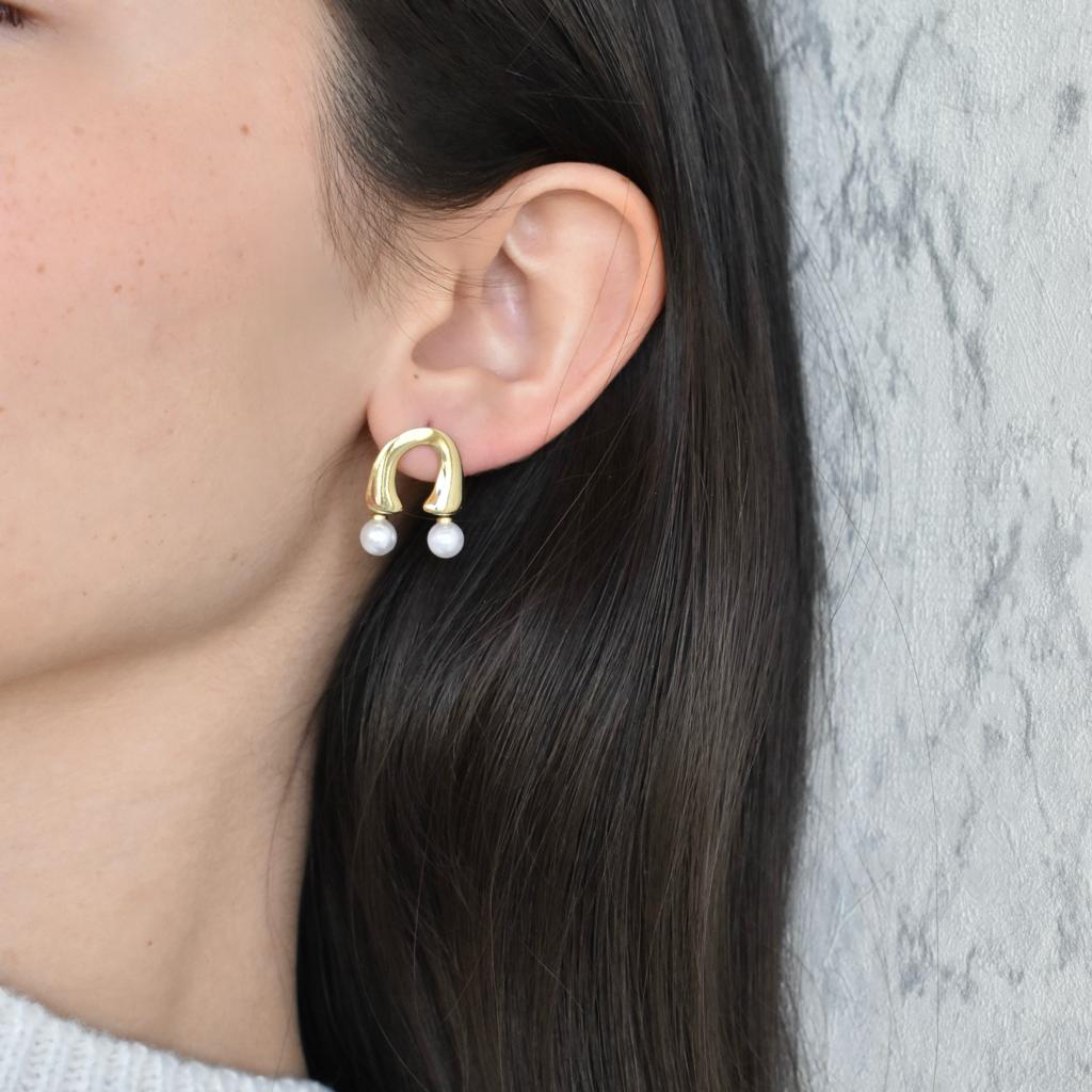 Aretes diseño U con perlas en puntas