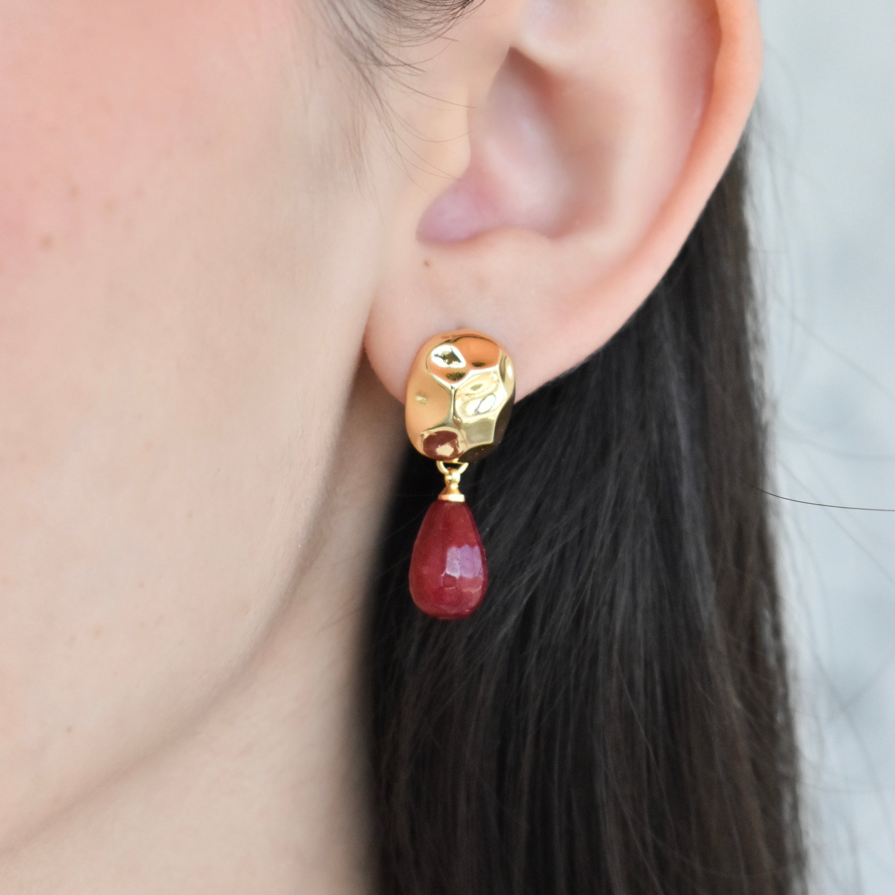 Aretes piedra roja