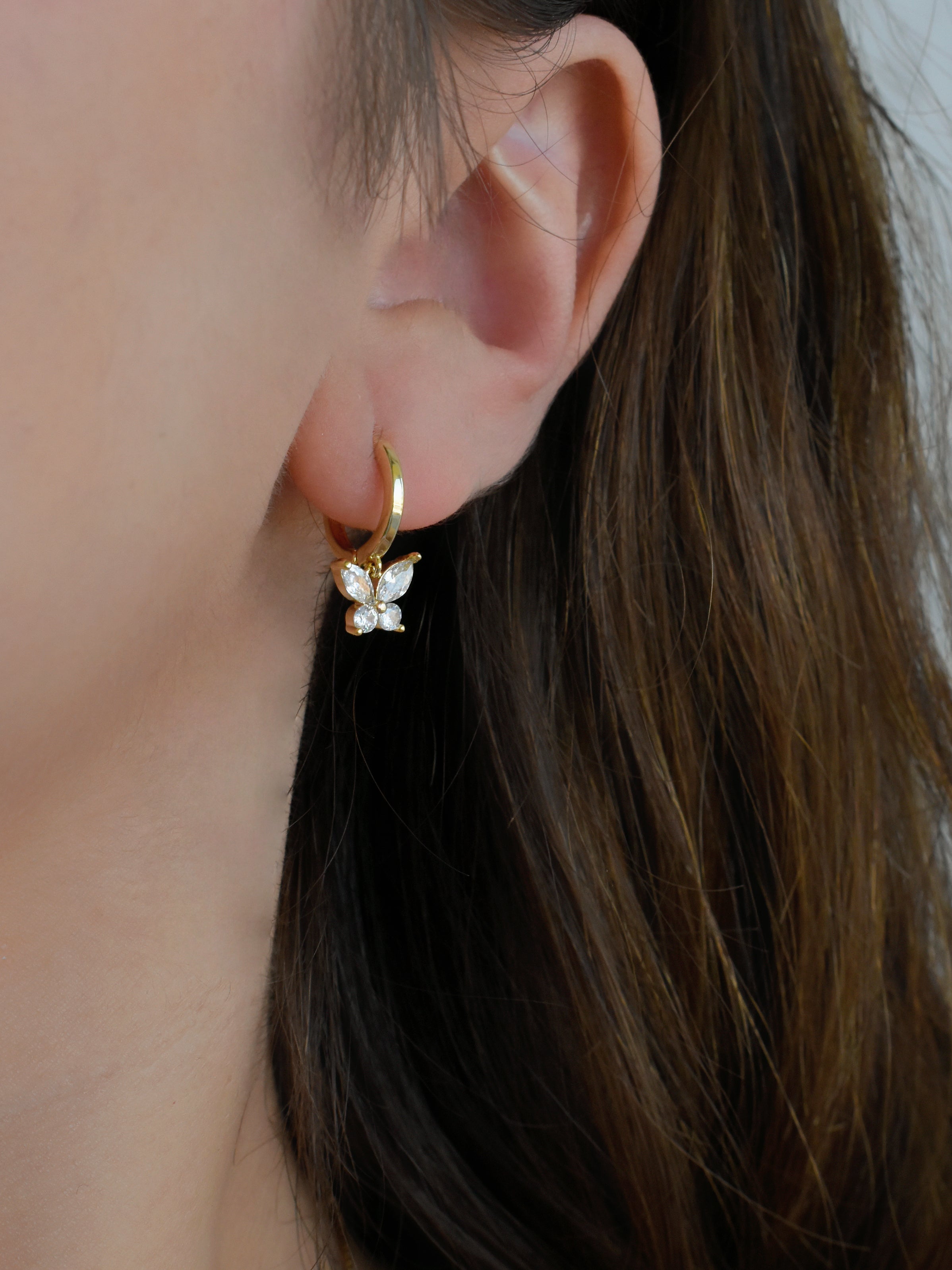 Aretes huggie mariposa circonias