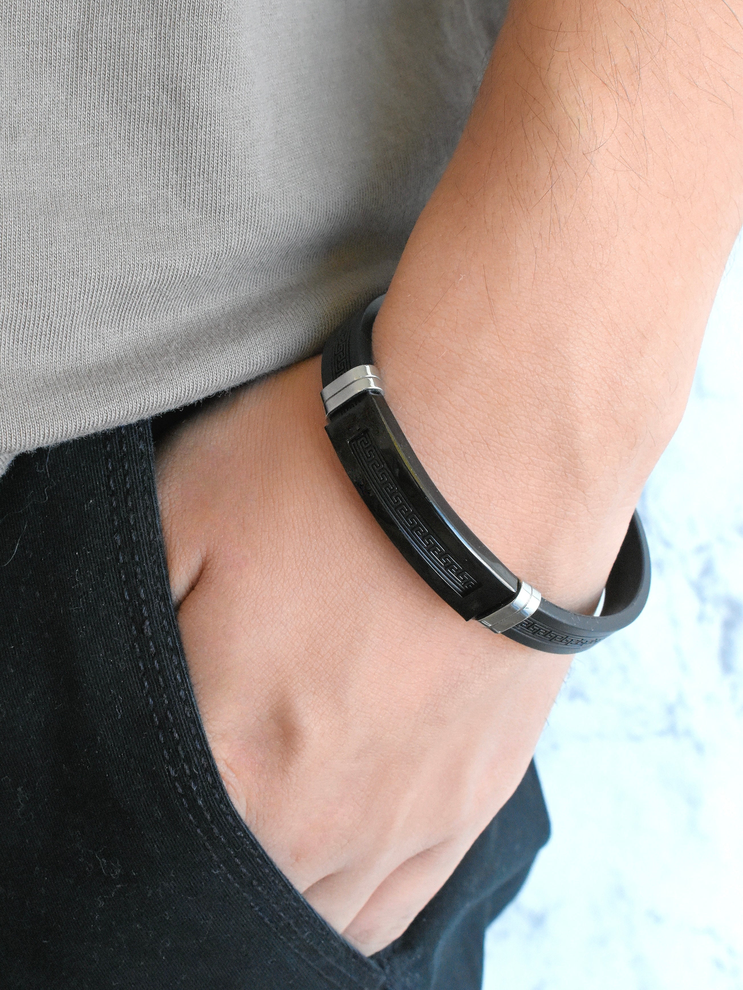 Pulsera caucho placa negra