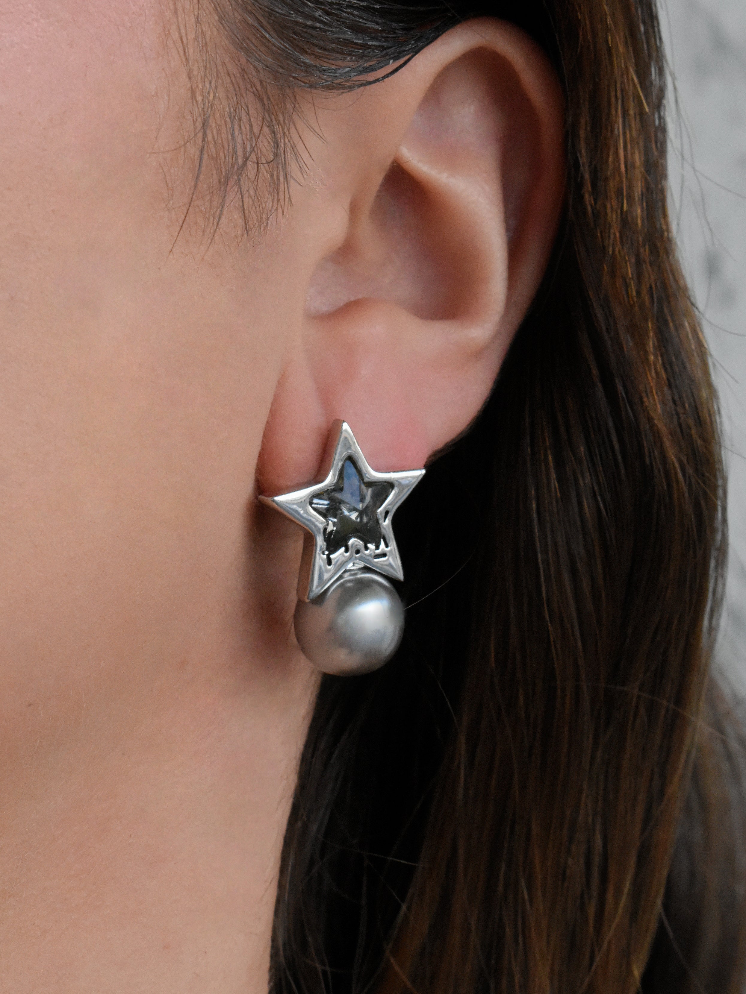 Aretes estrella perla gris