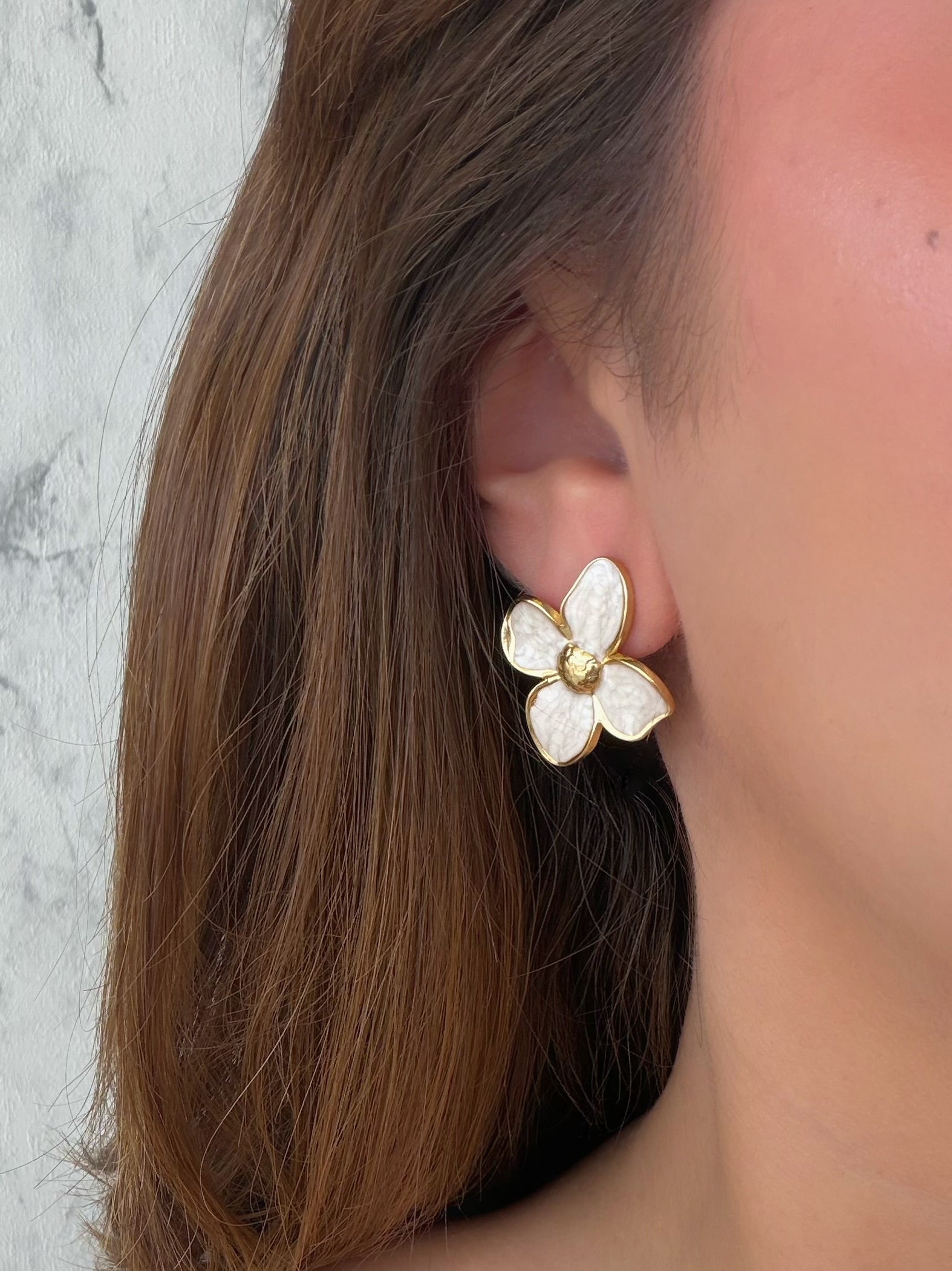 Aretes flor blanca