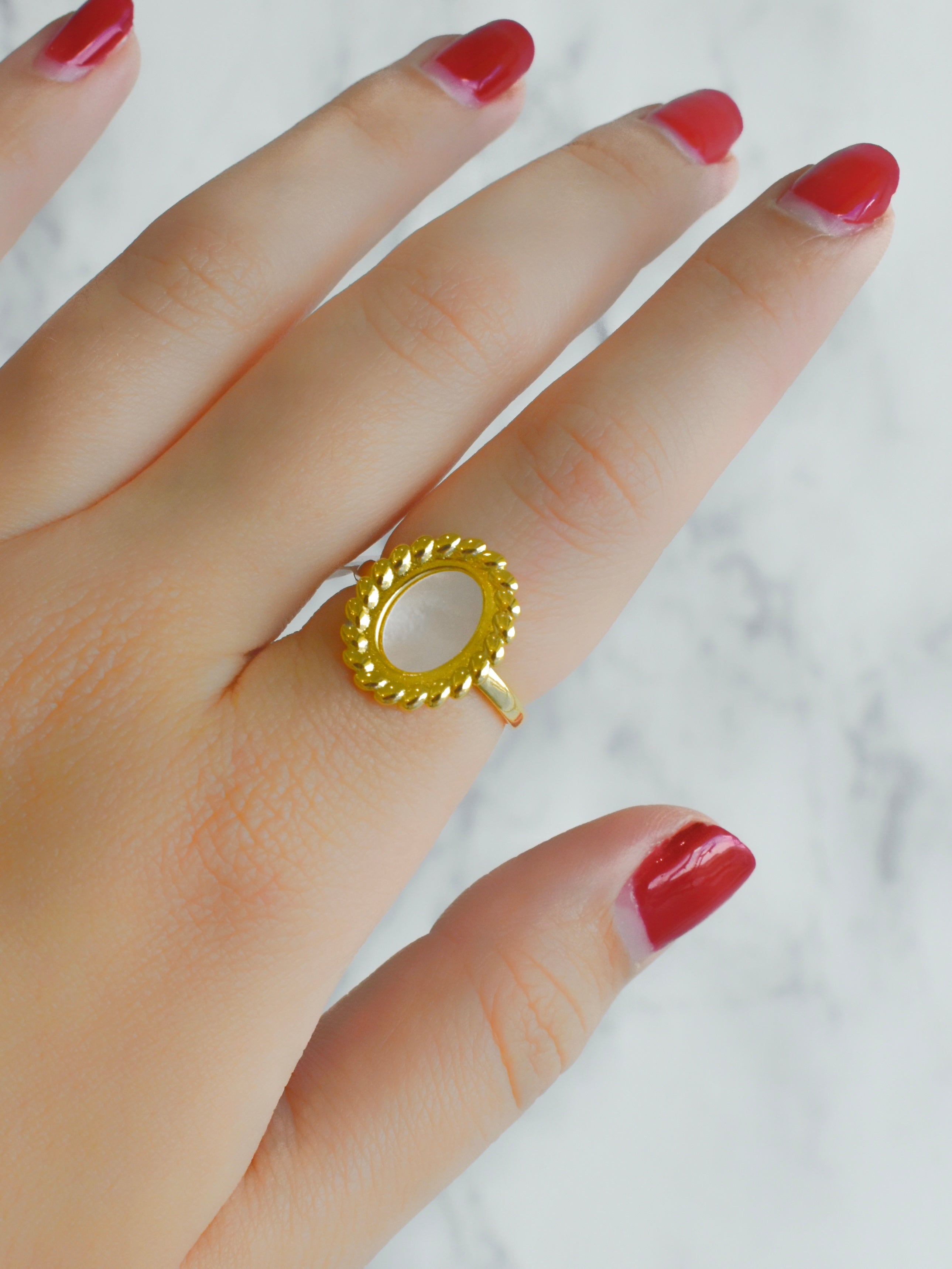 Anillo óvalo clásico madre perla