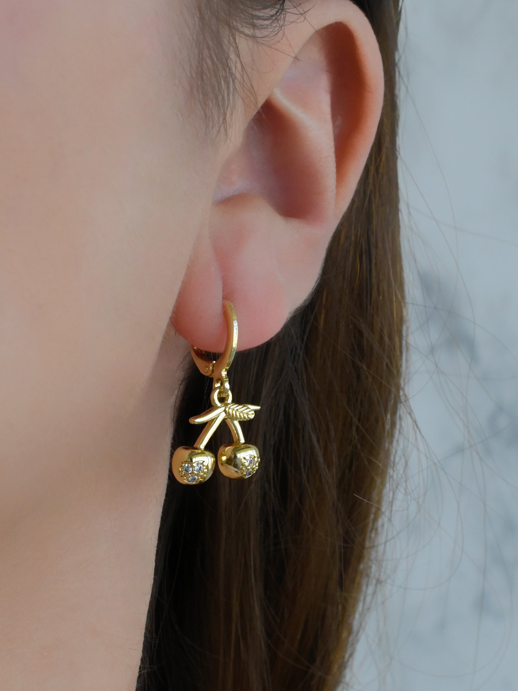 Aretes huggie cerezas
