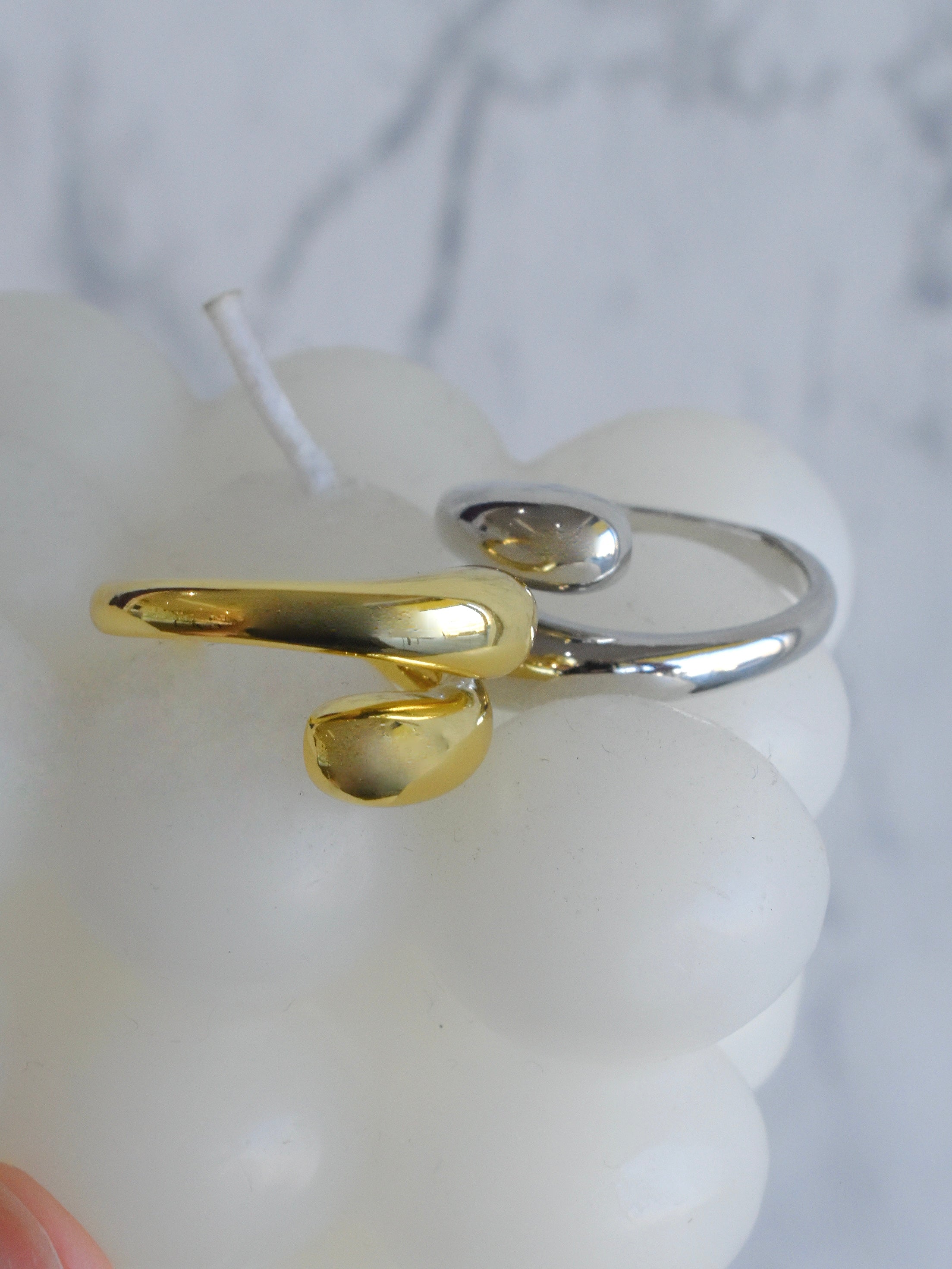 Anillo dos gotas (dorado o plateado)