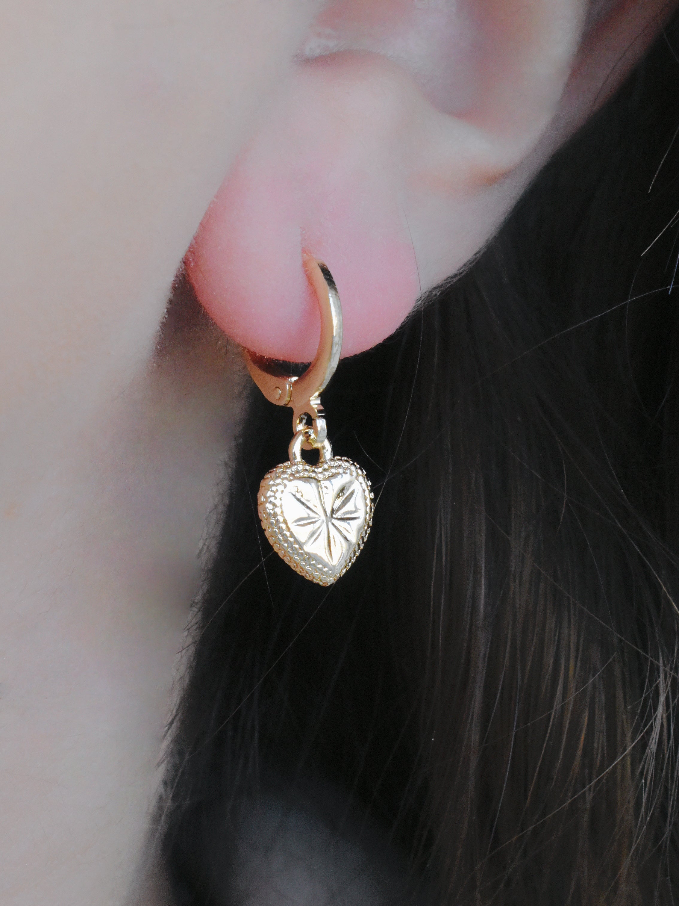 Aretes huggie corazón estrella