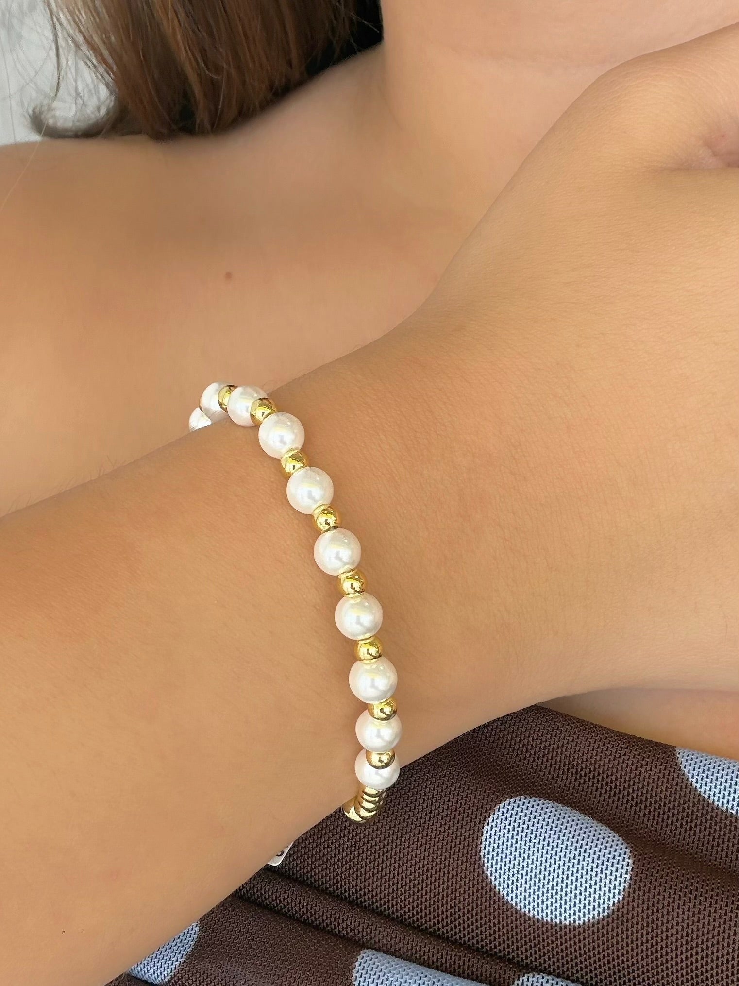 Pulsera bolitas doradas y blancas