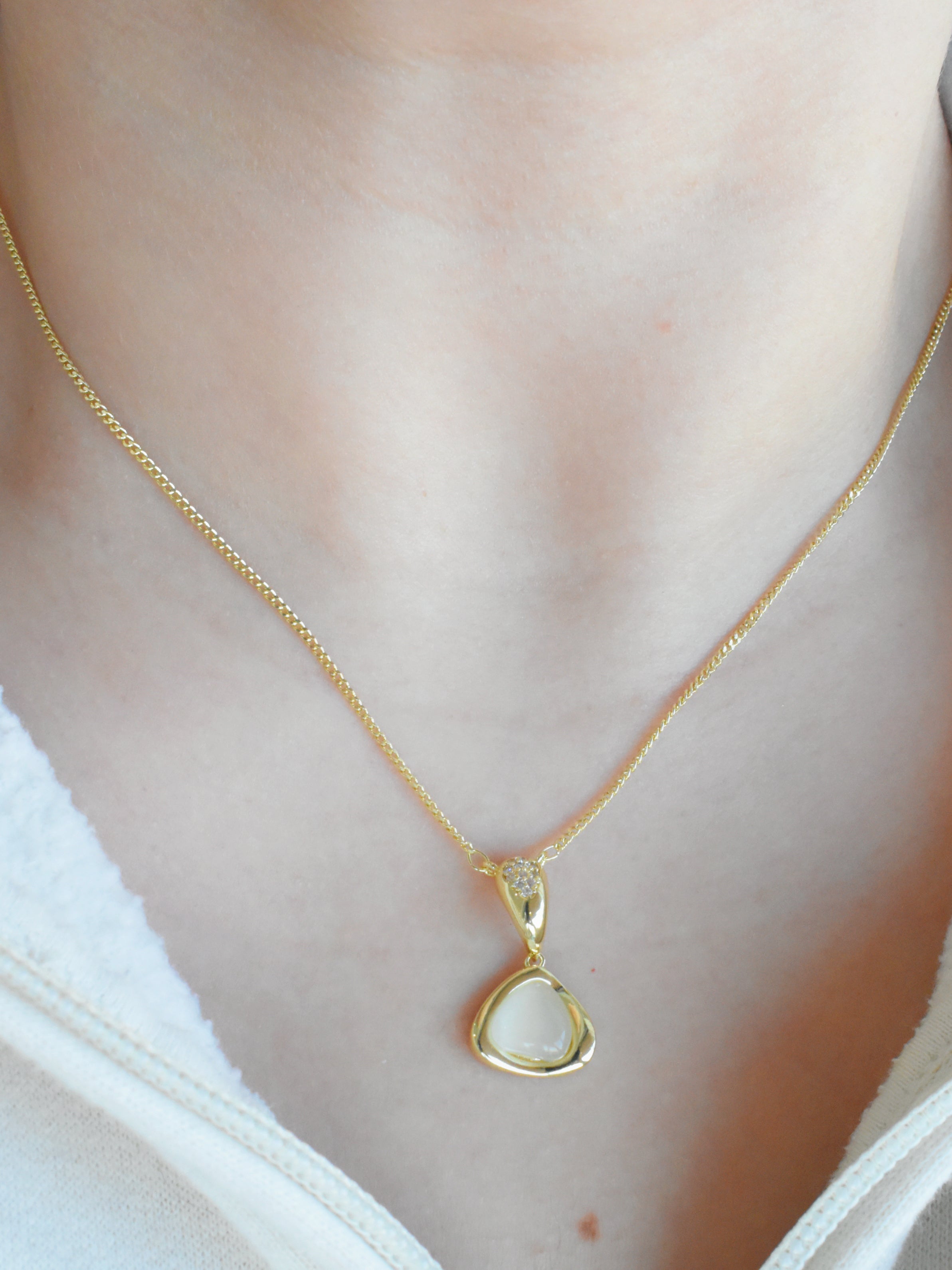 Juego triángulo blanco y gota