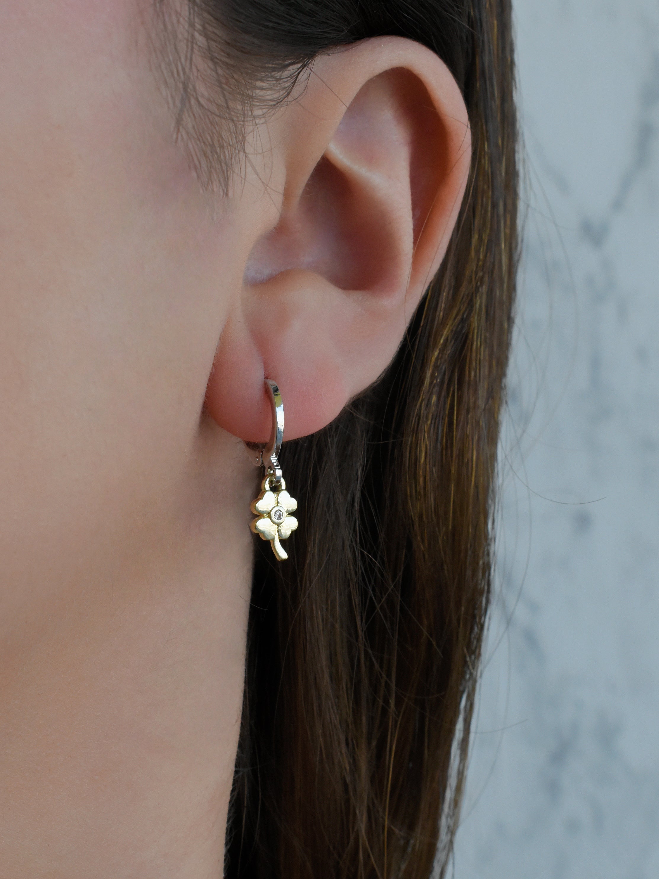 Aretes huggies bicolor trébol