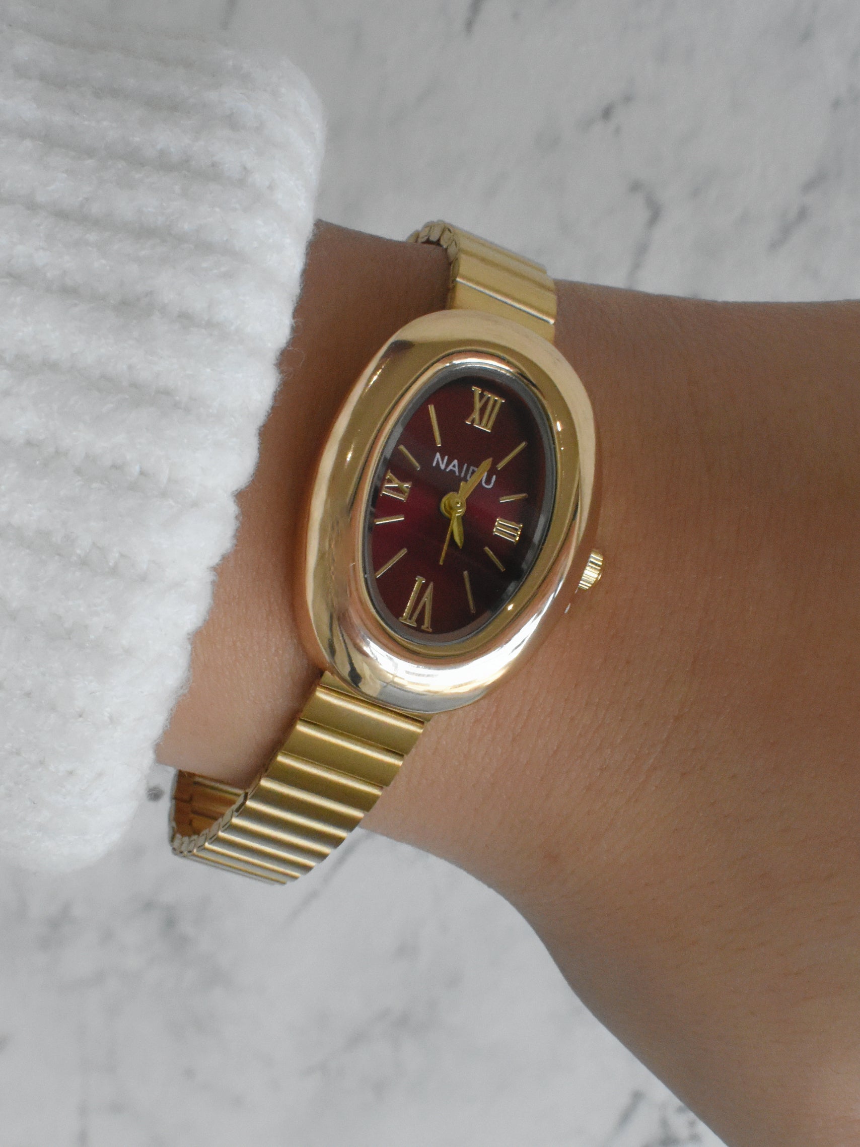 Reloj ovalado fondo vino