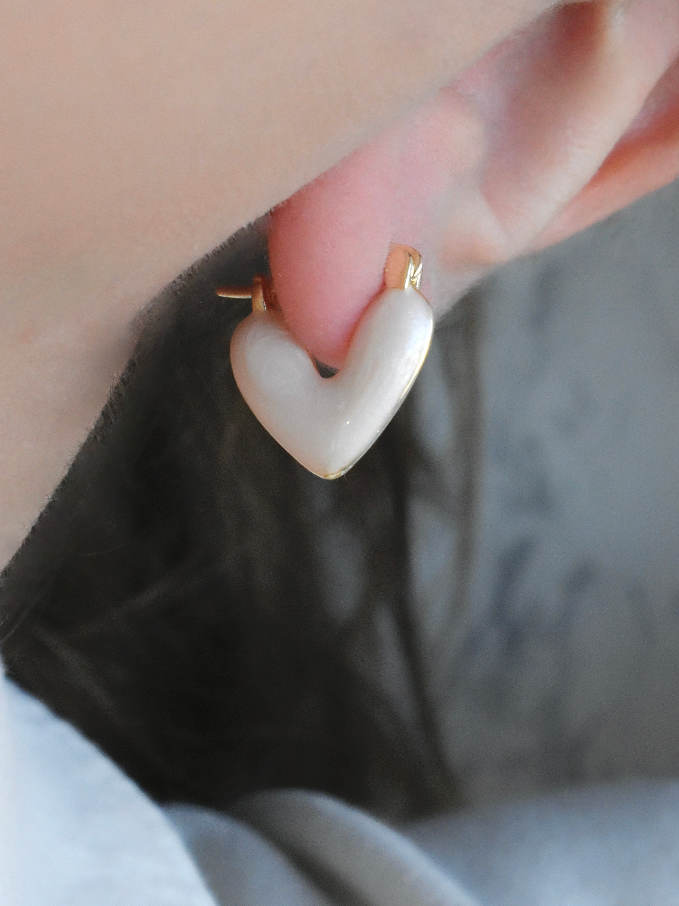 Aretes mini hoop corazón crema