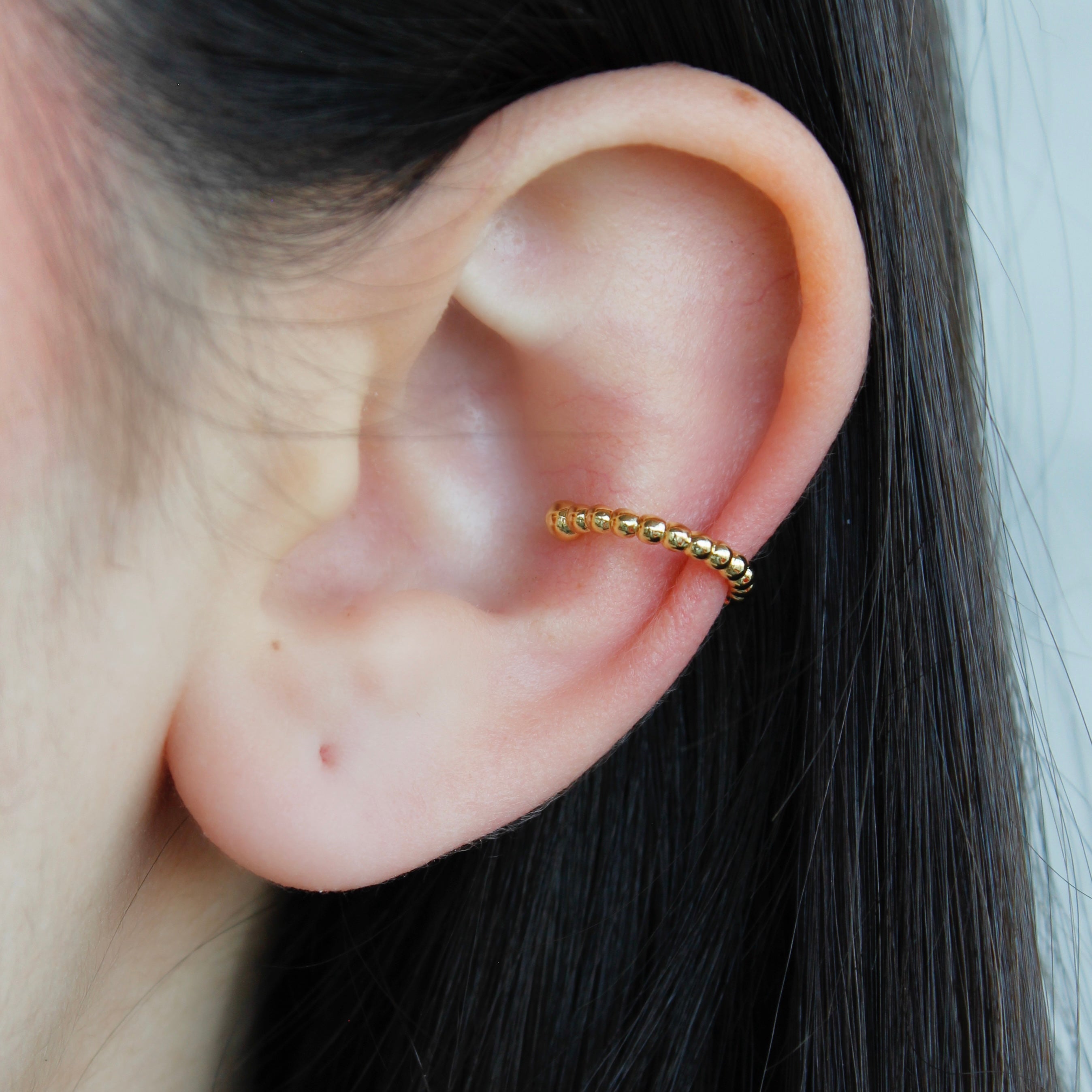 Arete earcuff bolitas