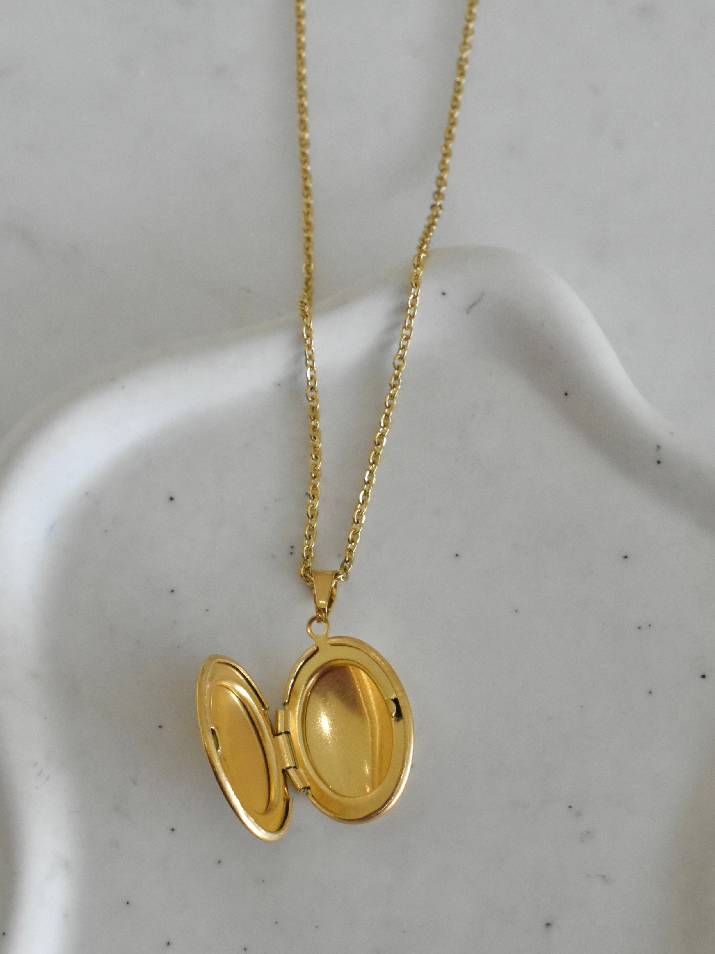 Gargantilla relicario ovalado