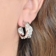 Arete hoop arrugado (dorado y plateado)