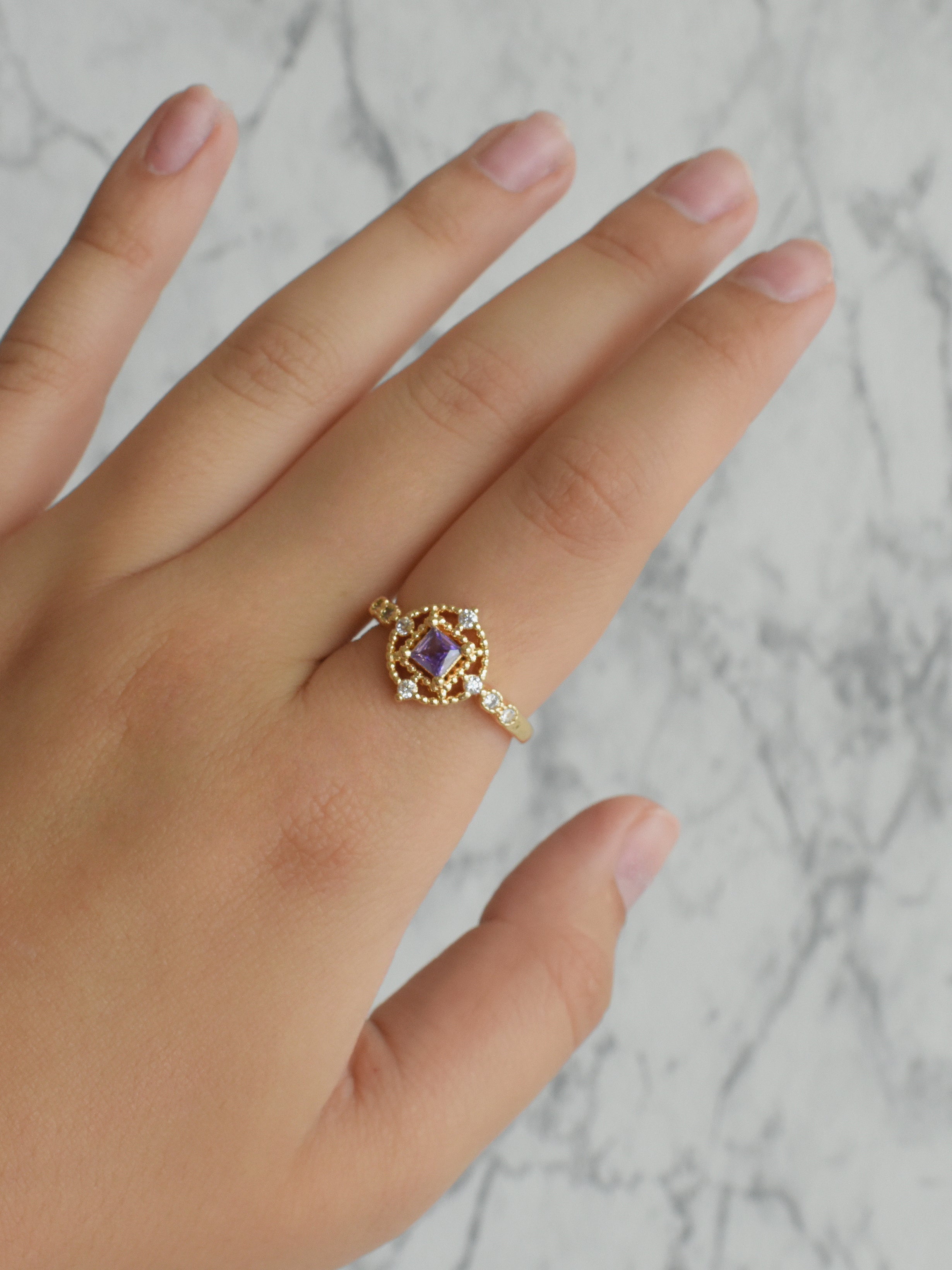 Anillo circonia lila