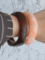 Brazalete cuadrado resina (café o naranja)